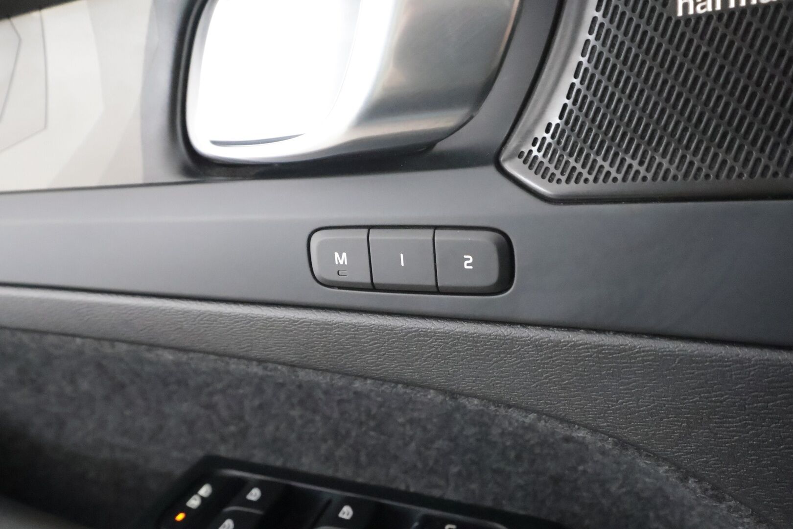 Volvo C40 2023 Recharge Twin Ultimate * ACC / 360° / H&K / Koukku / ILP / Pixel LED / Lasikatto / Muistipenkki / KeylessGo / BLIS * - Merkkihuollettu / Hyvät varusteet