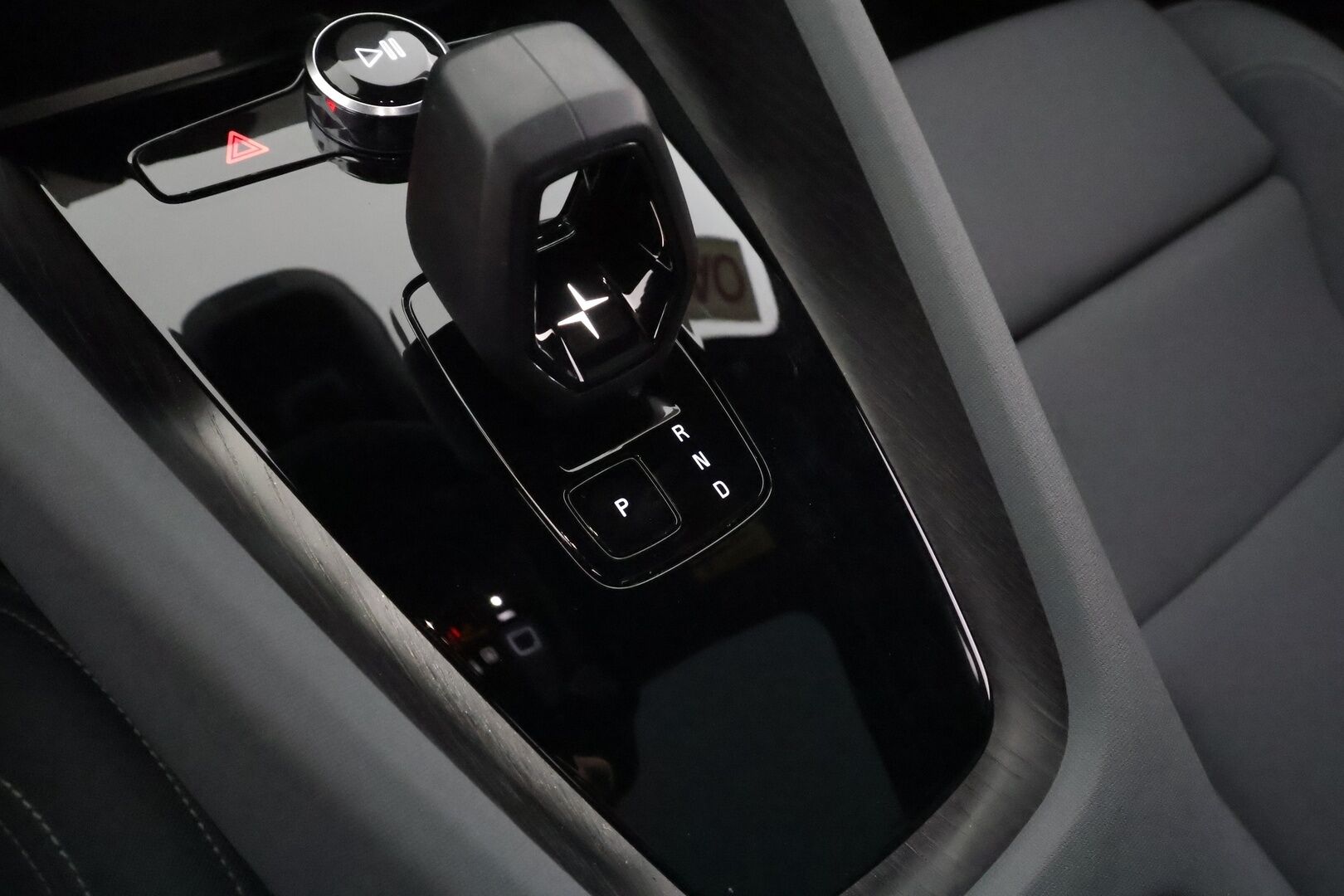 POLESTAR 2 2022 Dual Motor 78 kWh * ACC / ILP / Pixel-LED / Lasikatto / H&K / 360-Kamera / Sporttipenkit / Apple&Android * - Merkkihuollettu / Koti & kauppalaturi