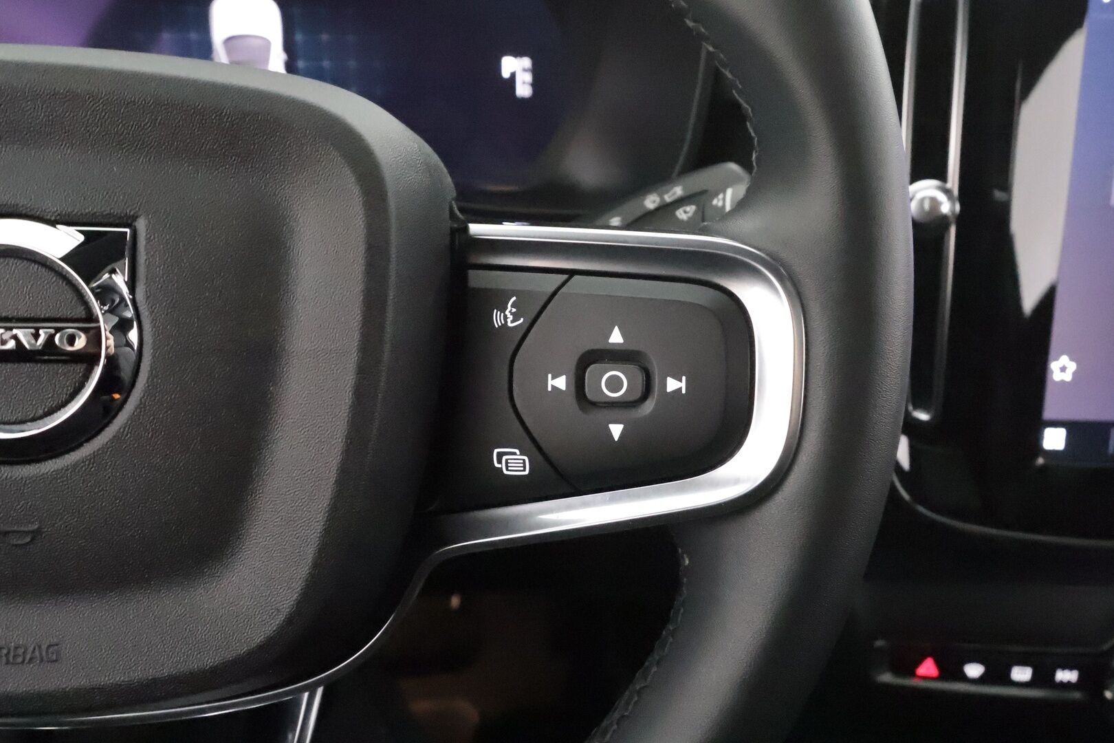 Volvo C40 2023 Recharge Single Motor Plus * ACC / Pilot assist / ILP / LED / Muistipenkki / P.kamera / Koukku / Sporttipenkit * - Akku kuntotarkastettu / Kahdet renkaat / Koti & Kauppalaturi