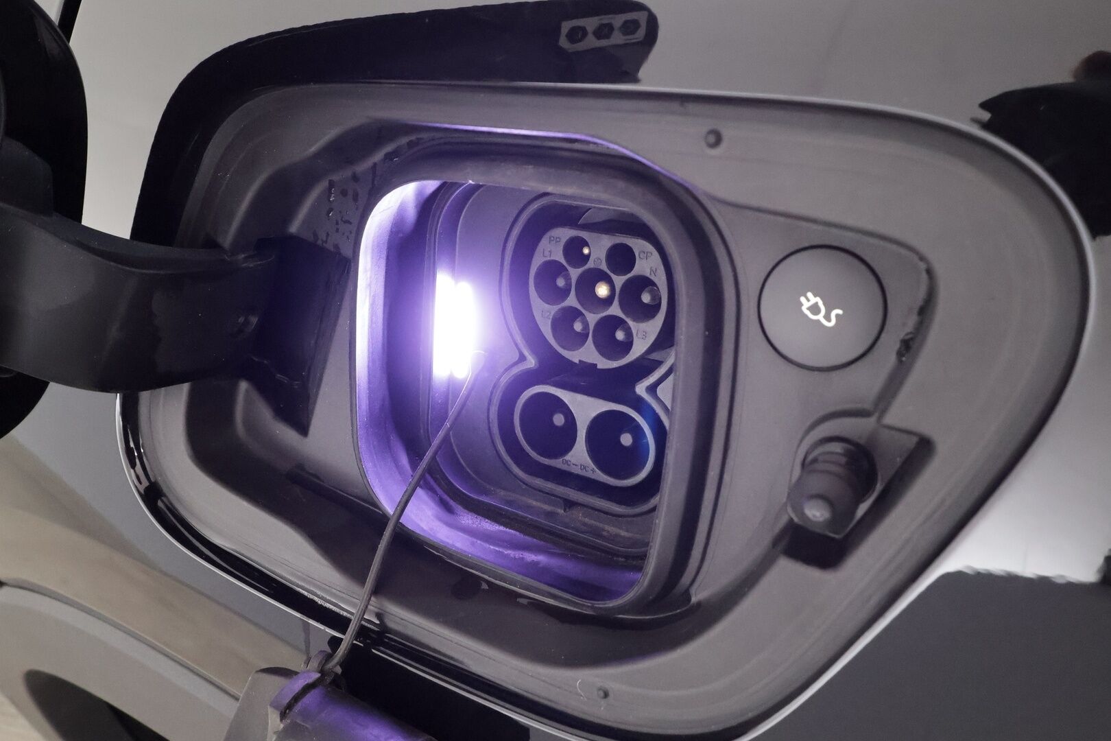 Volvo C40 2023 Recharge Single Motor Plus * ACC / Pilot assist / ILP / LED / Muistipenkki / P.kamera / Koukku / Sporttipenkit * - Akku kuntotarkastettu / Kahdet renkaat / Koti & Kauppalaturi