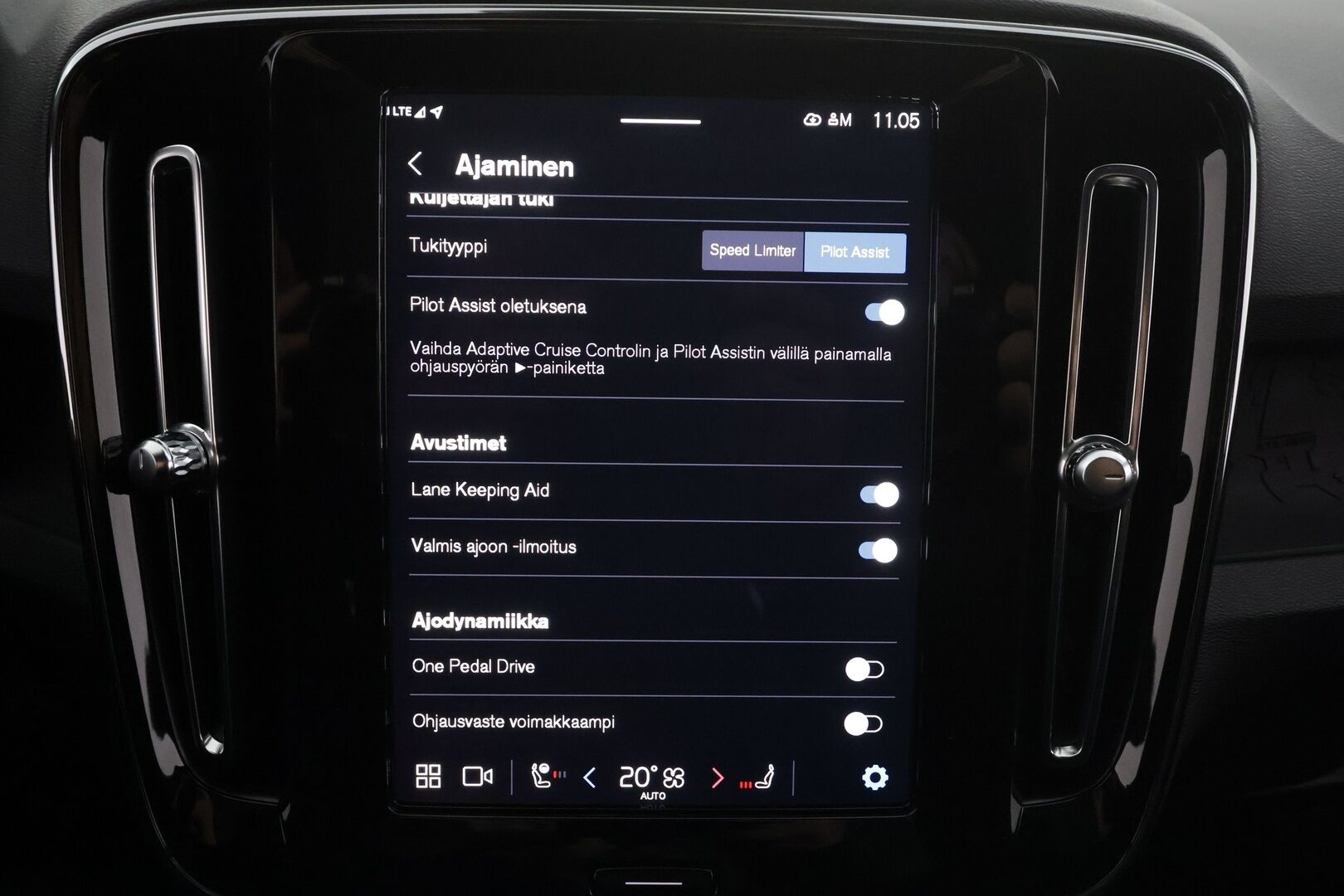 Volvo C40 2023 Recharge Single Motor Plus * ACC / Pilot assist / ILP / LED / Muistipenkki / P.kamera / Koukku / Sporttipenkit * - Akku kuntotarkastettu / Kahdet renkaat / Koti & Kauppalaturi