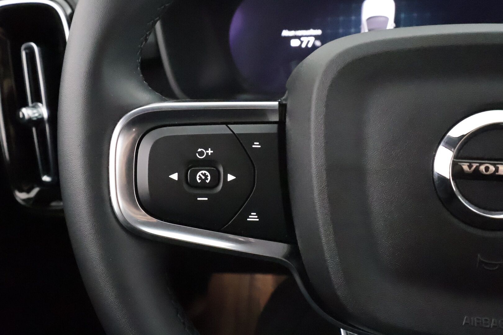 Volvo C40 2023 Recharge Single Motor Plus * ACC / Pilot assist / ILP / LED / Muistipenkki / P.kamera / Koukku / Sporttipenkit * - Akku kuntotarkastettu / Kahdet renkaat / Koti & Kauppalaturi