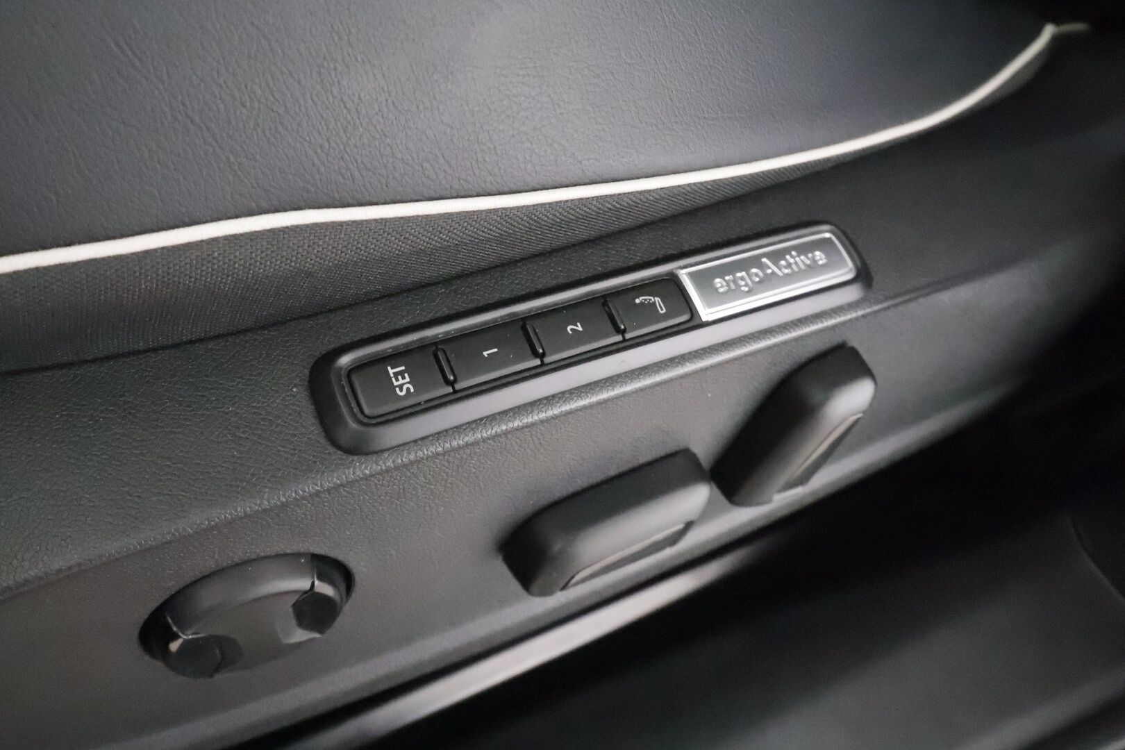 VOLKSWAGEN ID.5 2022 GTX Dual Motor AWD Business Max * Koukku / ILP / ACC / Matrix / Lasikatto / P.Kamera / Hierovat Sportpenkit Muistilla * - Akku kuntotarkastettu SoH 93.7% / HUD / Kahdet renkaat aluvanteilla