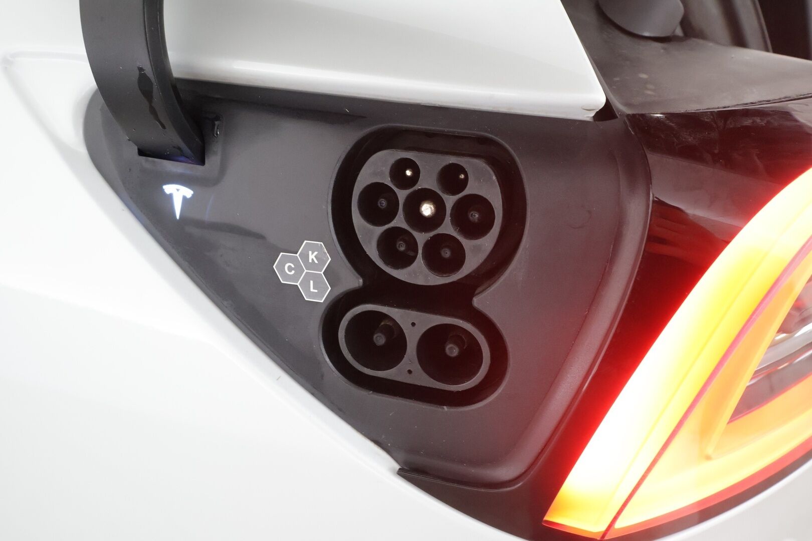 TESLA MODEL Y 2023 RWD * Koukku / ILP / ACC / Lasikatto / Premium Audio / P.Kamera / Matrix-LED / Muistipenkki / Kaistavahti *