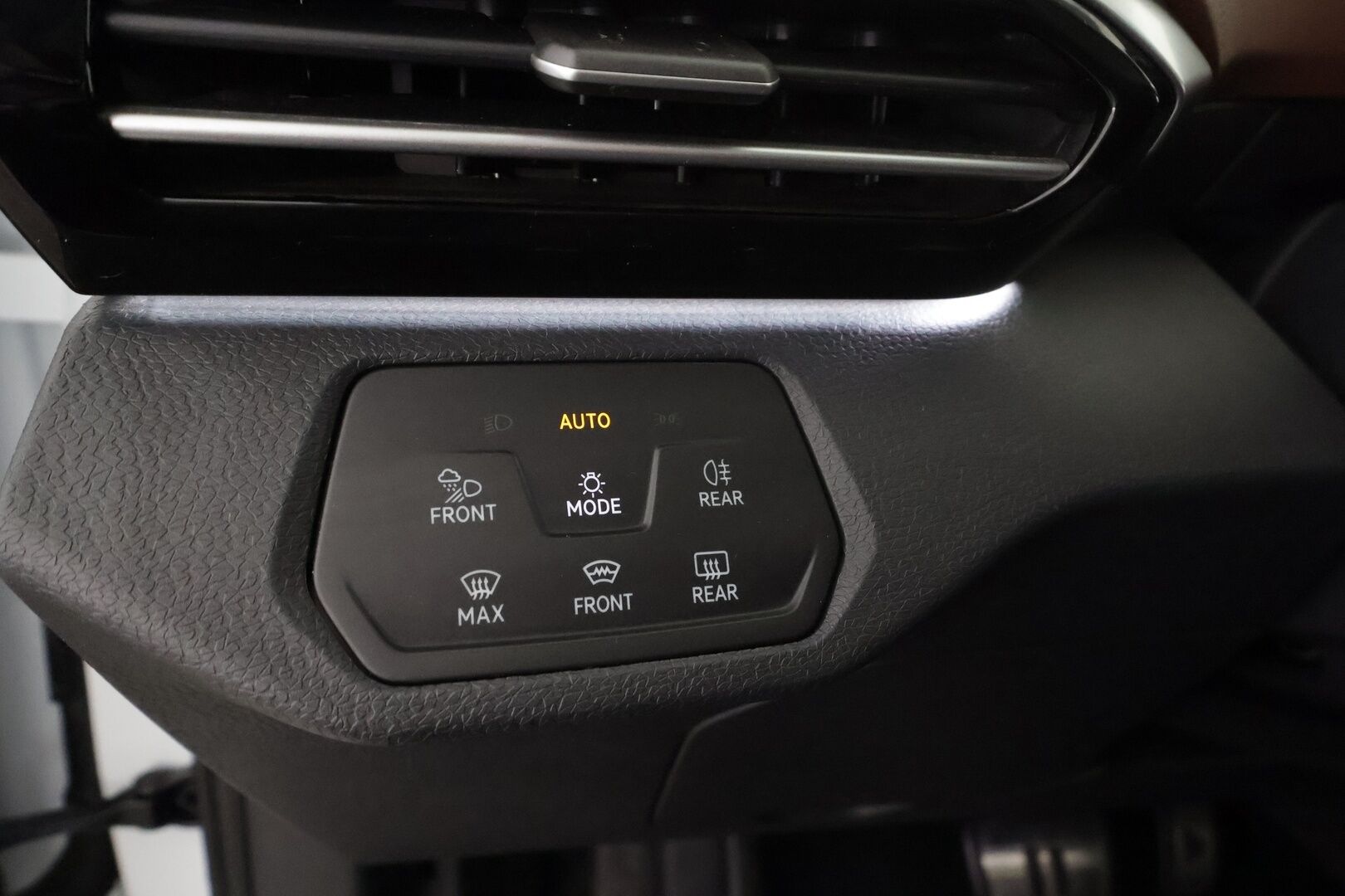 VOLKSWAGEN ID.4 2022 Pro Performance Tech 150 kW, akku 82 kWh * ACC / Matrix-LED / ILP / 360-Kamera / Panorama / Hierovat muistipenkit * - Merkkihuollettu / Kahdet renkaat