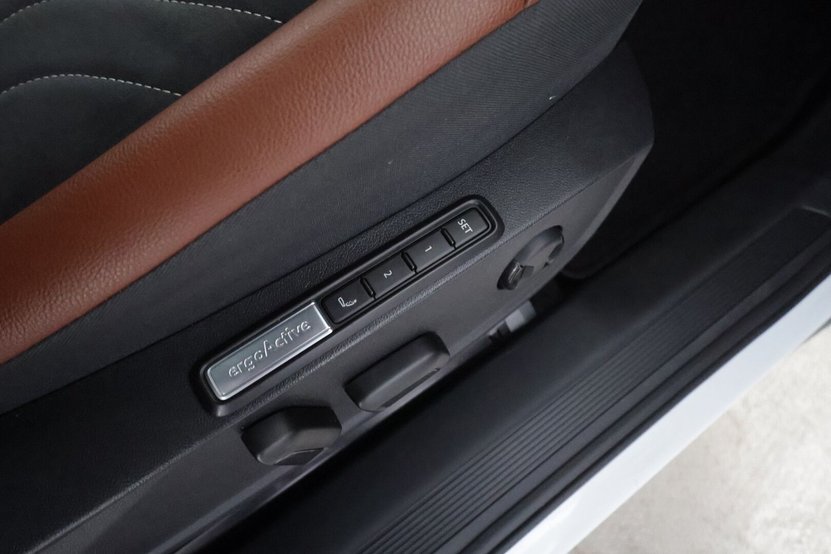 VOLKSWAGEN ID.4 2022 Pro Performance Tech 150 kW, akku 82 kWh * ACC / Matrix-LED / ILP / 360-Kamera / Panorama / Hierovat muistipenkit * - Merkkihuollettu / Kahdet renkaat