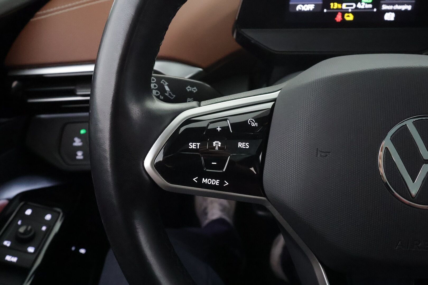 VOLKSWAGEN ID.4 2022 Pro Performance Tech 150 kW, akku 82 kWh * ACC / Matrix-LED / ILP / 360-Kamera / Panorama / Hierovat muistipenkit * - Merkkihuollettu / Kahdet renkaat