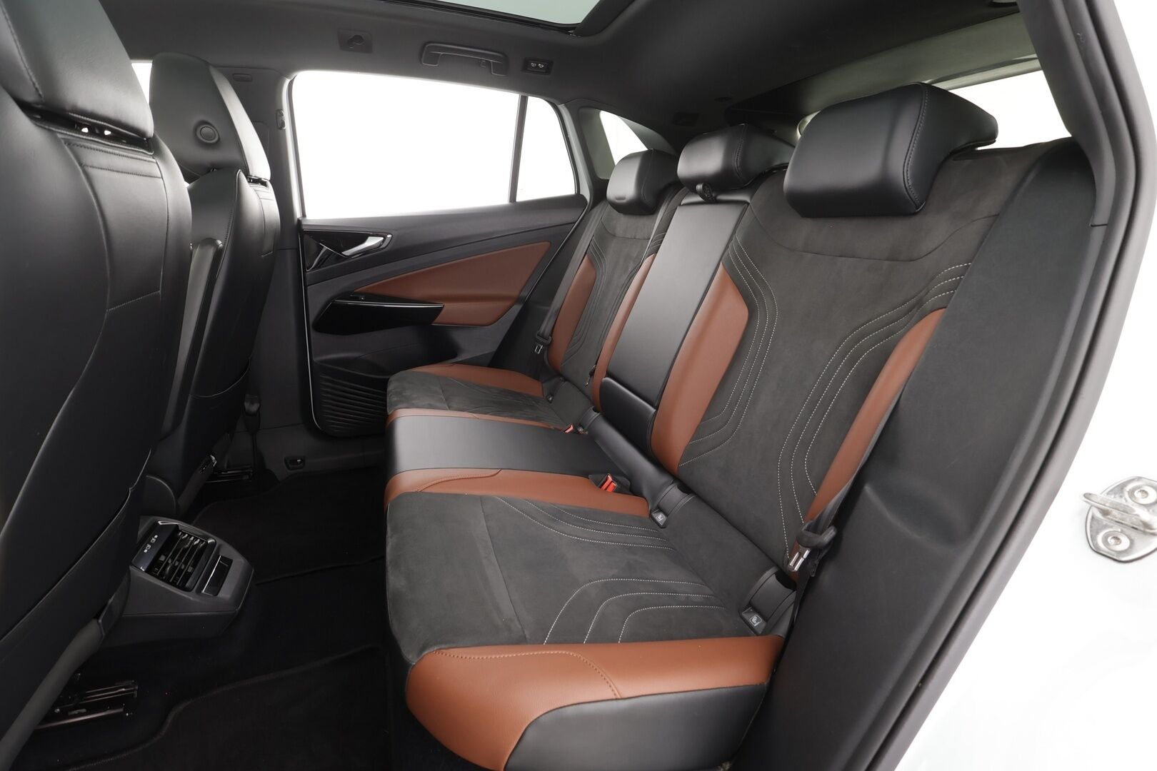 VOLKSWAGEN ID.4 2022 Pro Performance Tech 150 kW, akku 82 kWh * ACC / Matrix-LED / ILP / 360-Kamera / Panorama / Hierovat muistipenkit * - Merkkihuollettu / Kahdet renkaat