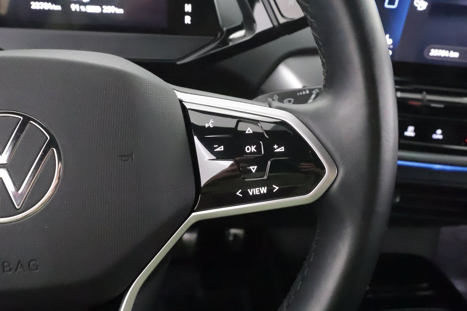 VOLKSWAGEN ID.4 2023 82kWh 150kW Pro Performance * ACC / ILP / LED / 360° / Hierovat sportit muistilla / Keyless / Apple & Android* - Merkkihuollettu / Kahdet Renkaat