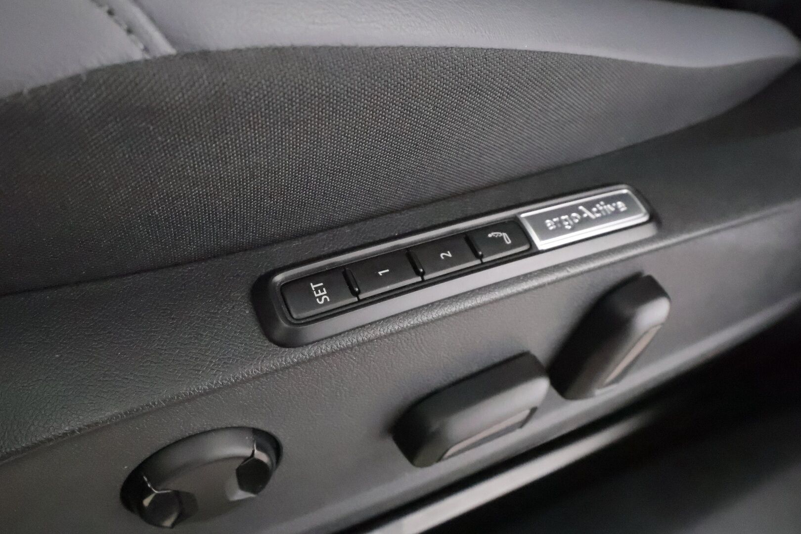 VOLKSWAGEN ID.4 2023 82kWh 150kW Pro Performance * ACC / ILP / LED / 360° / Hierovat sportit muistilla / Keyless / Apple & Android* - Merkkihuollettu / Kahdet Renkaat