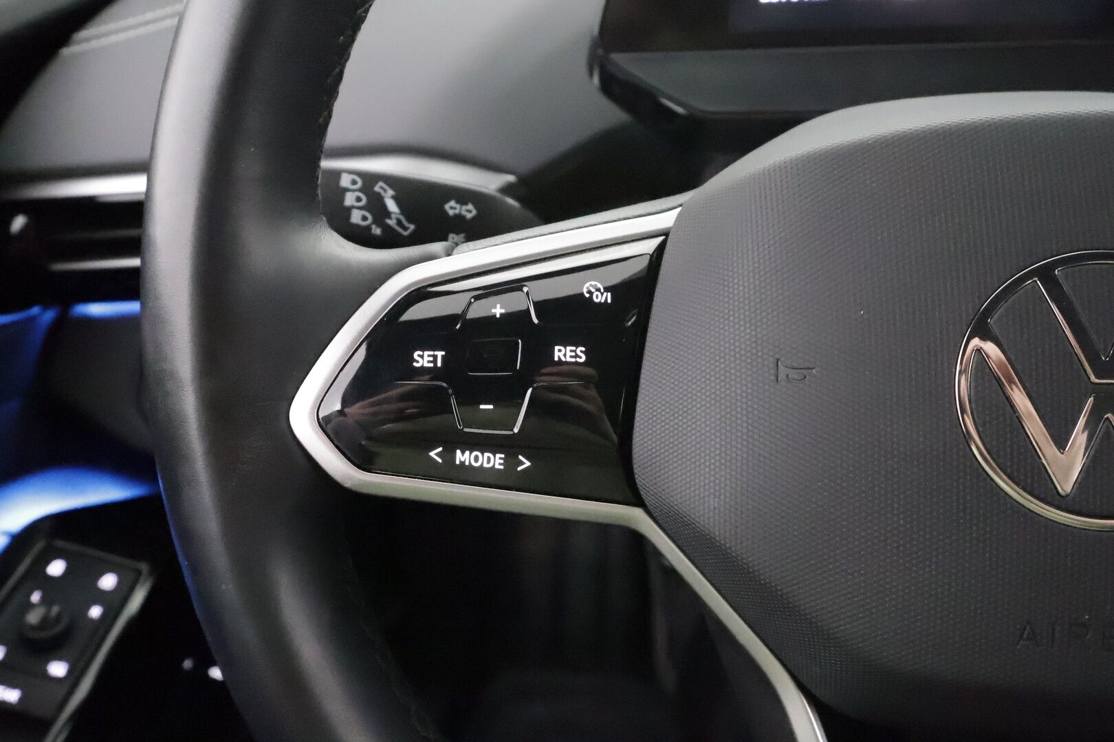 VOLKSWAGEN ID.4 2023 82kWh 150kW Pro Performance * ACC / ILP / LED / 360° / Hierovat sportit muistilla / Keyless / Apple & Android* - Merkkihuollettu / Kahdet Renkaat