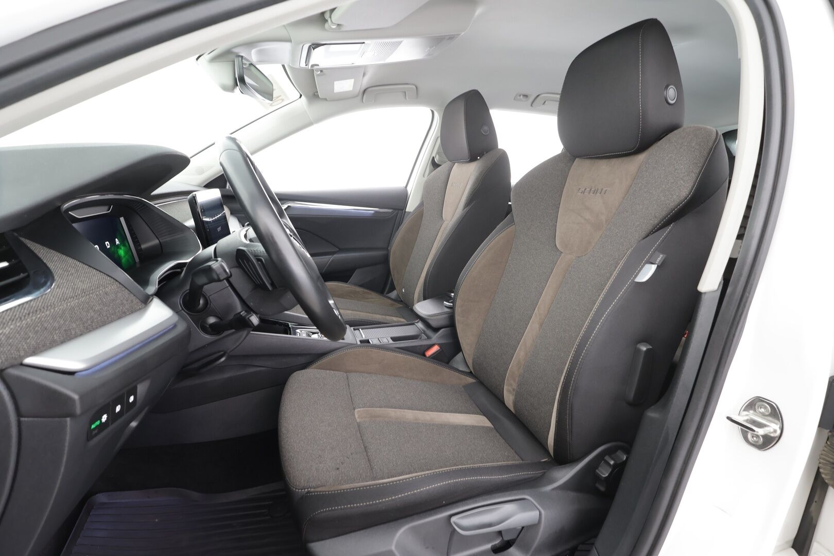 SKODA OCTAVIA 2022 Combi 2.0 TDI 150 4x4 Scout DSG * ACC / Webasto / Skoda crystal light / Koukku / P.kamera / Smartlink / Keyless* - Webasto / Merkkihuollettu / Kahdet renkaat
