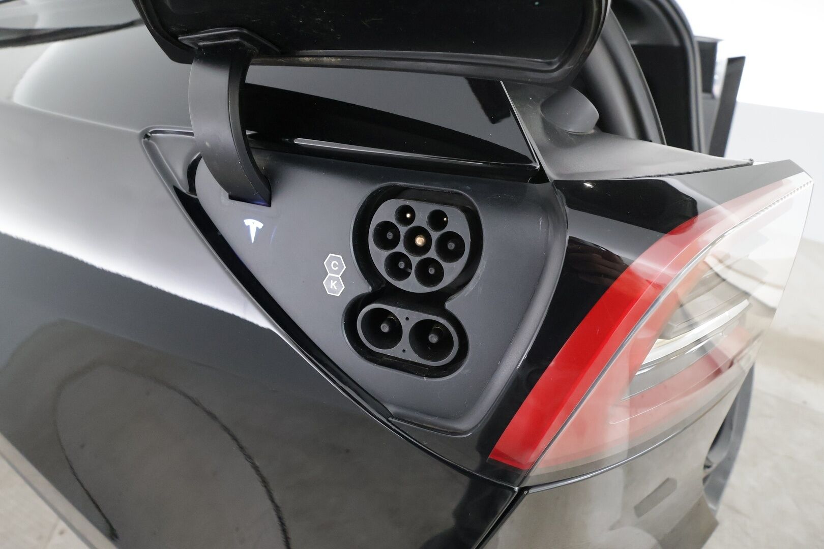 TESLA MODEL Y 2023 Long Range * ILP / ACC / Lasikatto / Matrix-LED / P.Kamera / Muistipenkki / Premium Audio / Navi / Keyless * - Akku kuntotarkastettu / 2x Latauskaapelit 