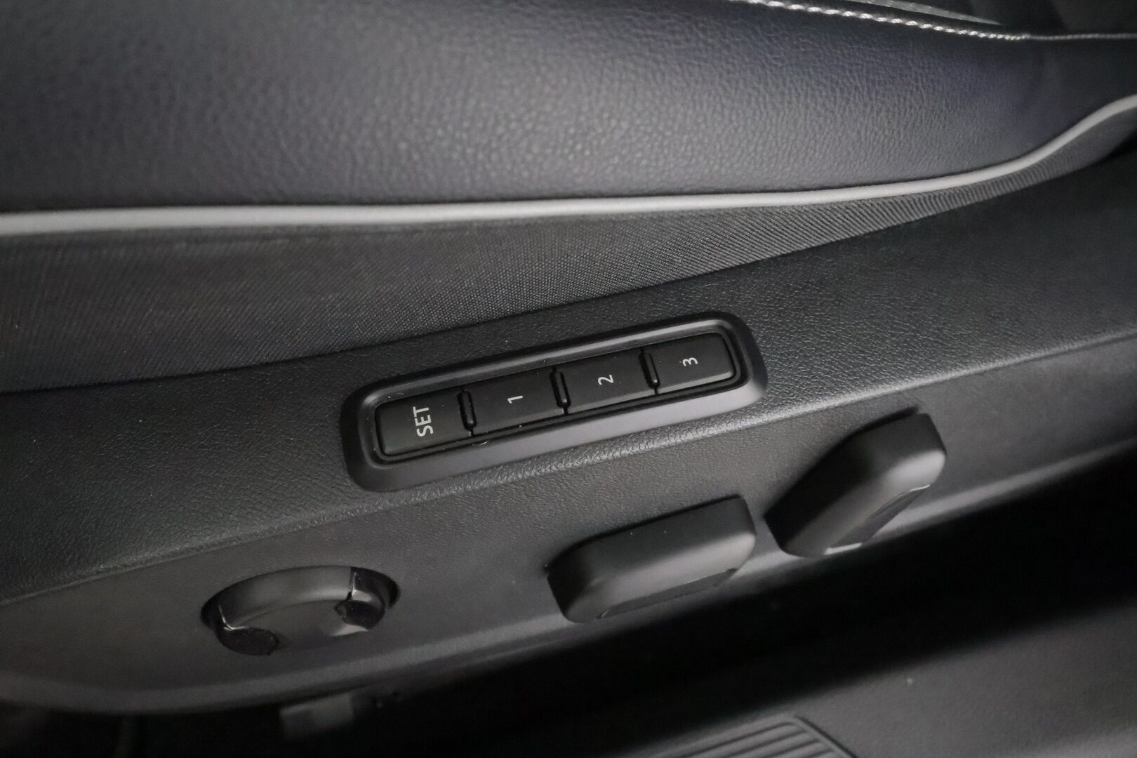 VOLKSWAGEN GOLF 2023 GTE 180kW (PHEV) DSG * ACC / Webasto / HUD / Muistipenkki / Ilmastoitu kuljettajan-istuin / Nahat / Keyless* - KATSO KUINKA EDULLISESTI TÄMÄ! / Merkkihuollettu / SoH 99% / ALV / Seuraava huolto 08/2026