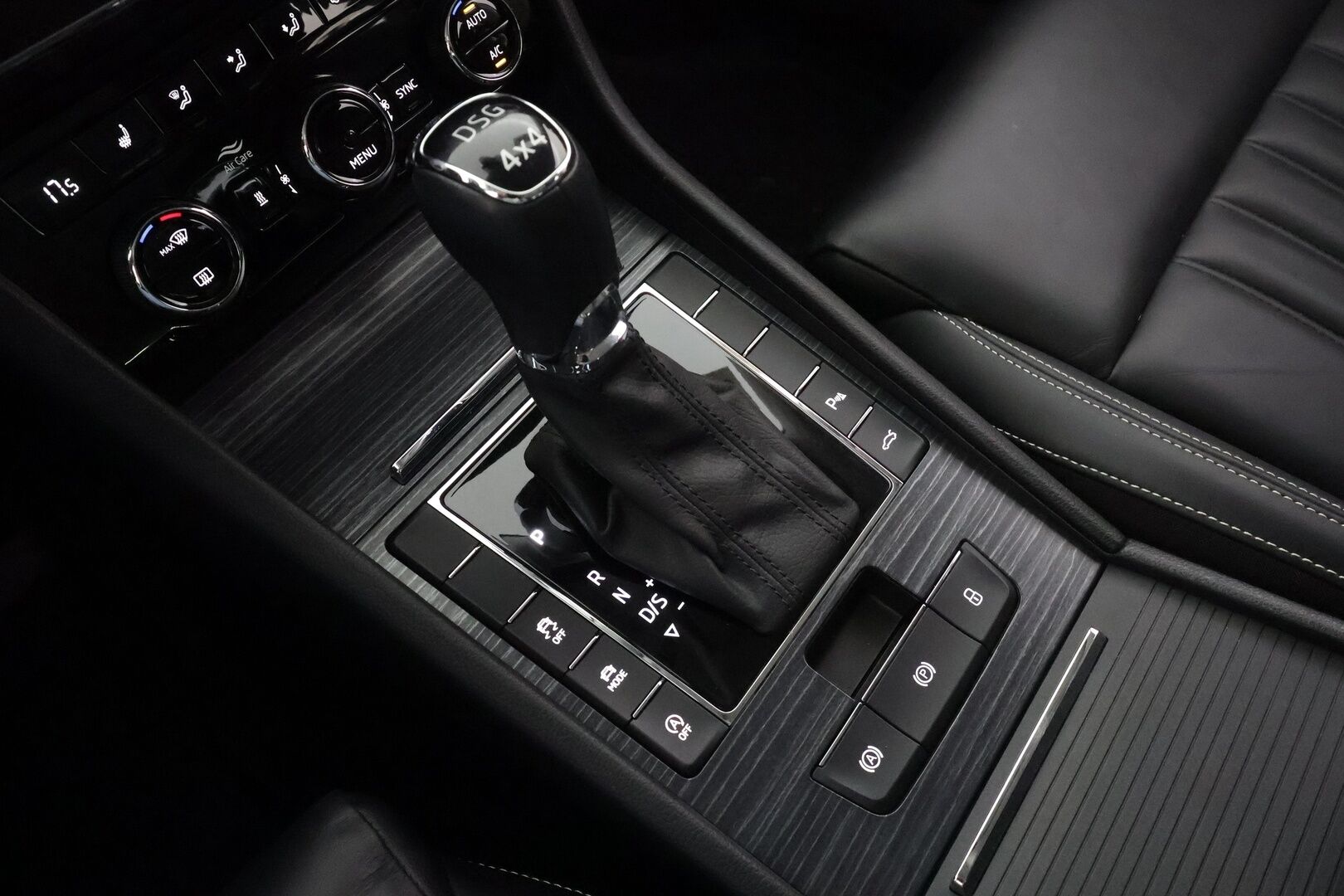 SKODA SUPERB 2021 Combi 2.0 TDI 200 4x4 Style DSG *Webasto / ACC / Matrix-LED / Koukku / Muistipenkki / Canton / P.Kamera / Keyless * - Nahkasisusta / Merkkihuollettu / Kahdet renkaat - HULLUT AVAJAISHULINAT KORKOTARJOUS 3,29 %