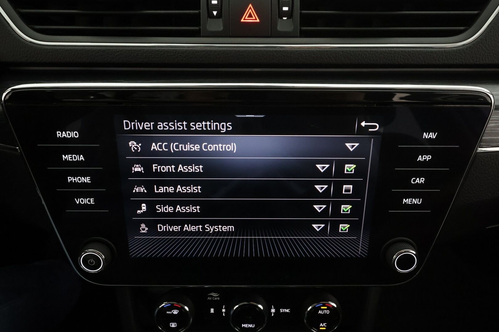 SKODA SUPERB 2021 Combi 2.0 TDI 200 4x4 Style DSG *Webasto / ACC / Matrix-LED / Koukku / Muistipenkki / Canton / P.Kamera / Keyless * - Nahkasisusta / Merkkihuollettu / Kahdet renkaat - HULLUT AVAJAISHULINAT KORKOTARJOUS 3,29 %