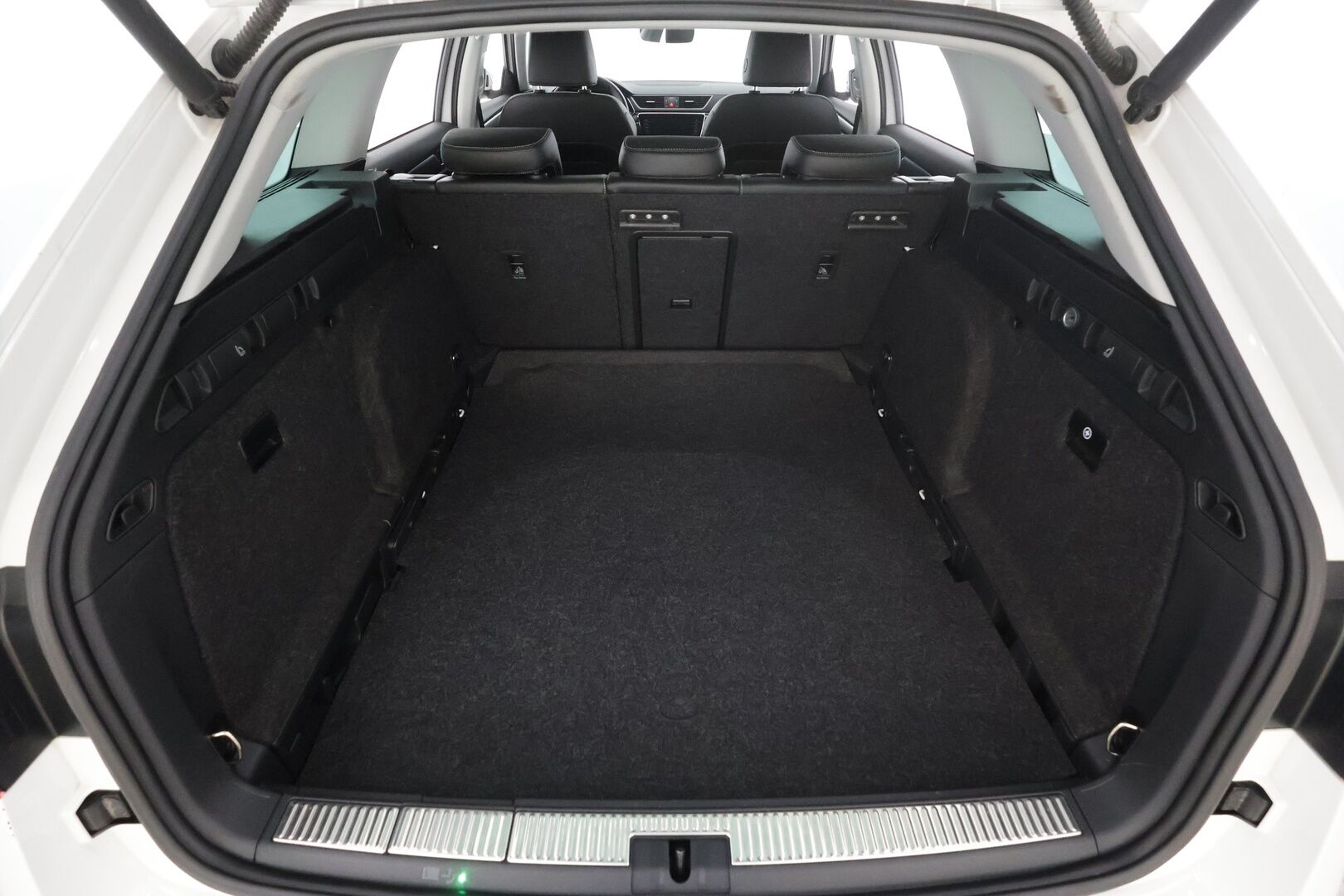 SKODA SUPERB 2021 Combi 2.0 TDI 200 4x4 Style DSG *Webasto / ACC / Matrix-LED / Koukku / Muistipenkki / Canton / P.Kamera / Keyless * - Nahkasisusta / Merkkihuollettu / Kahdet renkaat - HULLUT AVAJAISHULINAT KORKOTARJOUS 3,29 %