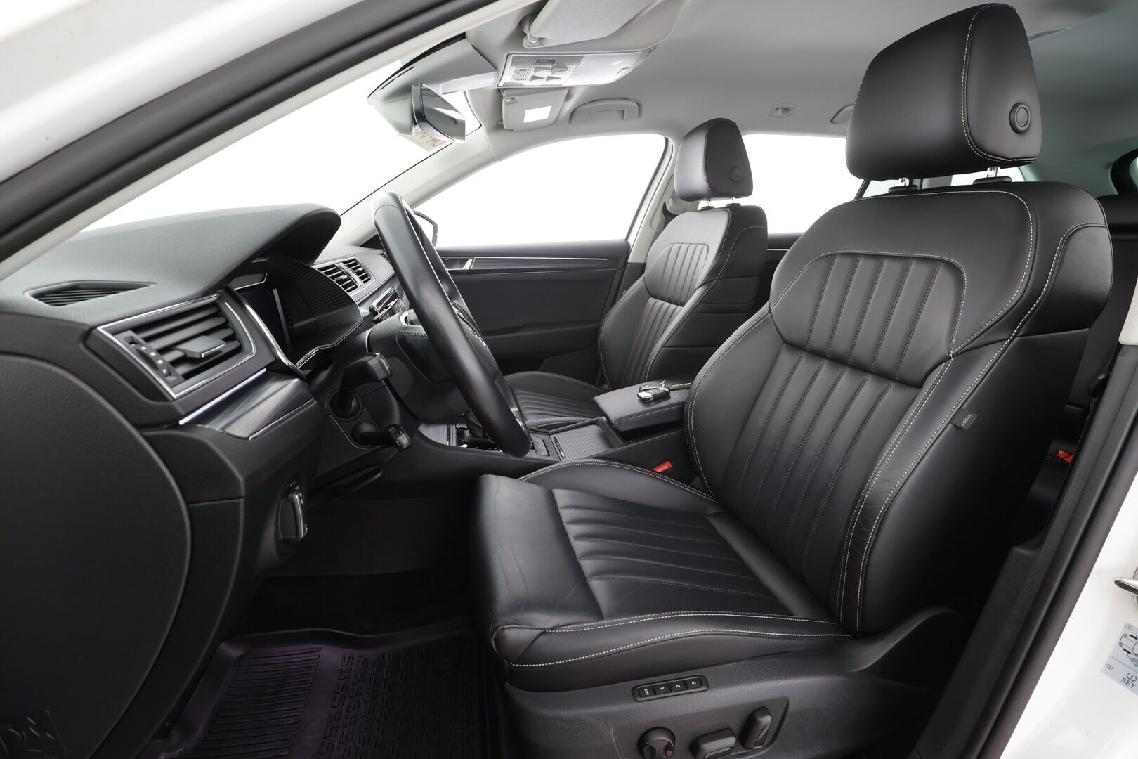 SKODA SUPERB 2021 Combi 2.0 TDI 200 4x4 Style DSG *Webasto / ACC / Matrix-LED / Koukku / Muistipenkki / Canton / P.Kamera / Keyless * - Nahkasisusta / Merkkihuollettu / Kahdet renkaat