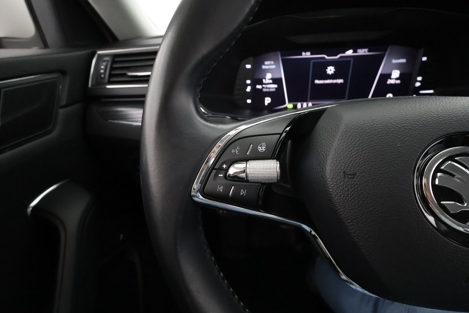 SKODA SUPERB 2021 Combi 2.0 TDI 200 4x4 Style DSG * ACC / Matrix-LED / Koukku / Webasto / Muistipenkki / Canton / P.Kamera / Keyless * - Merkkihuollettu / Kahdet renkaat