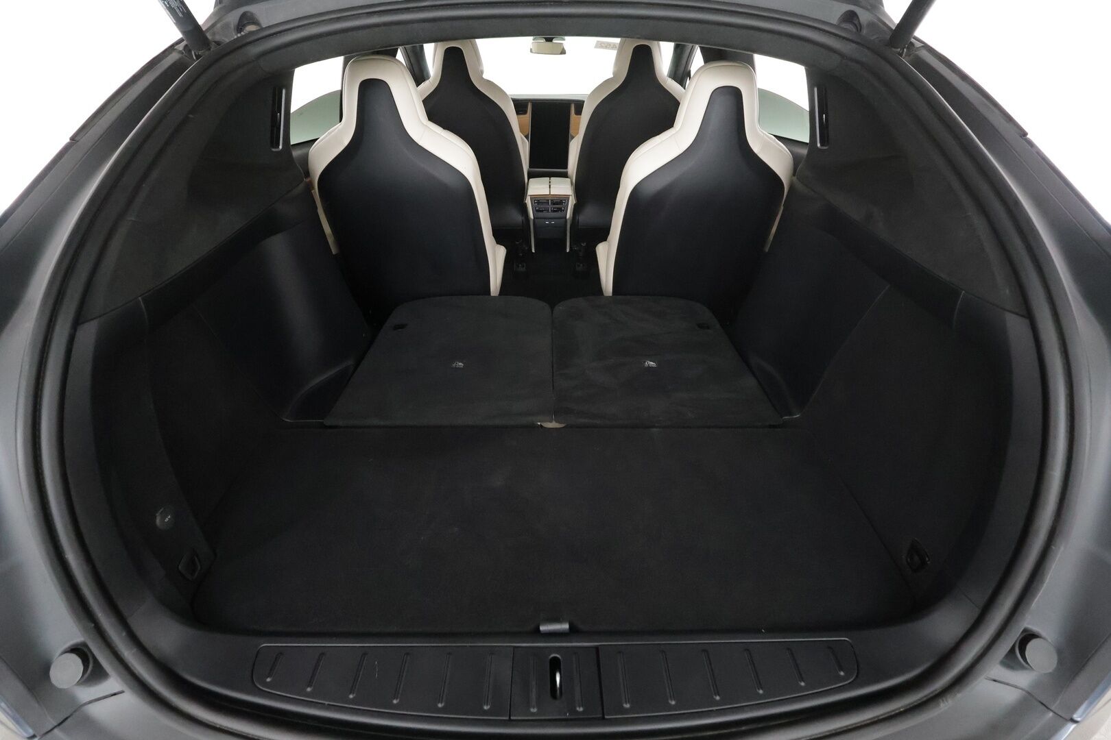 TESLA MODEL X 2019 Long Range AWD 6-P * Ilma-alusta / ACC / LED / P.Kamera / Koukku / Kaistavahti / Keyless * - 2x Latauskaapelit