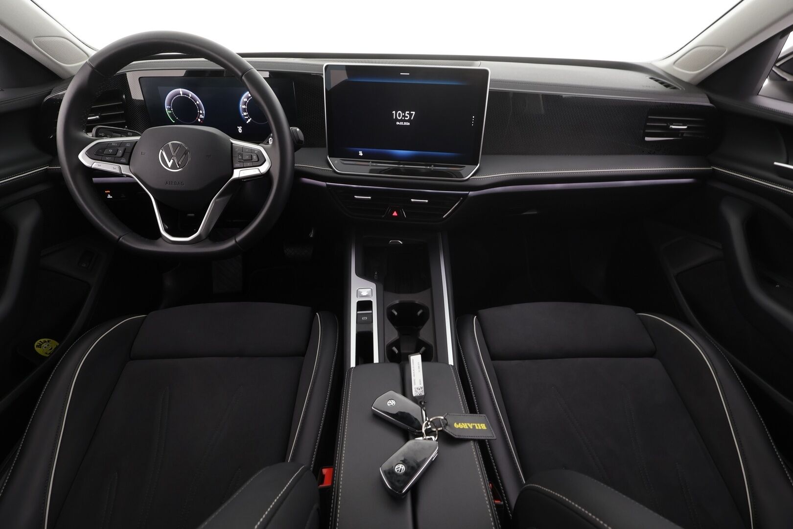 VOLKSWAGEN PASSAT 2025 Variant Business eHybrid 150kW DSG * ACC / HUD / LED / Koukku / Hierovat sportpenkit / Apple&Android * - Kahdet Renkaat / 1.Om