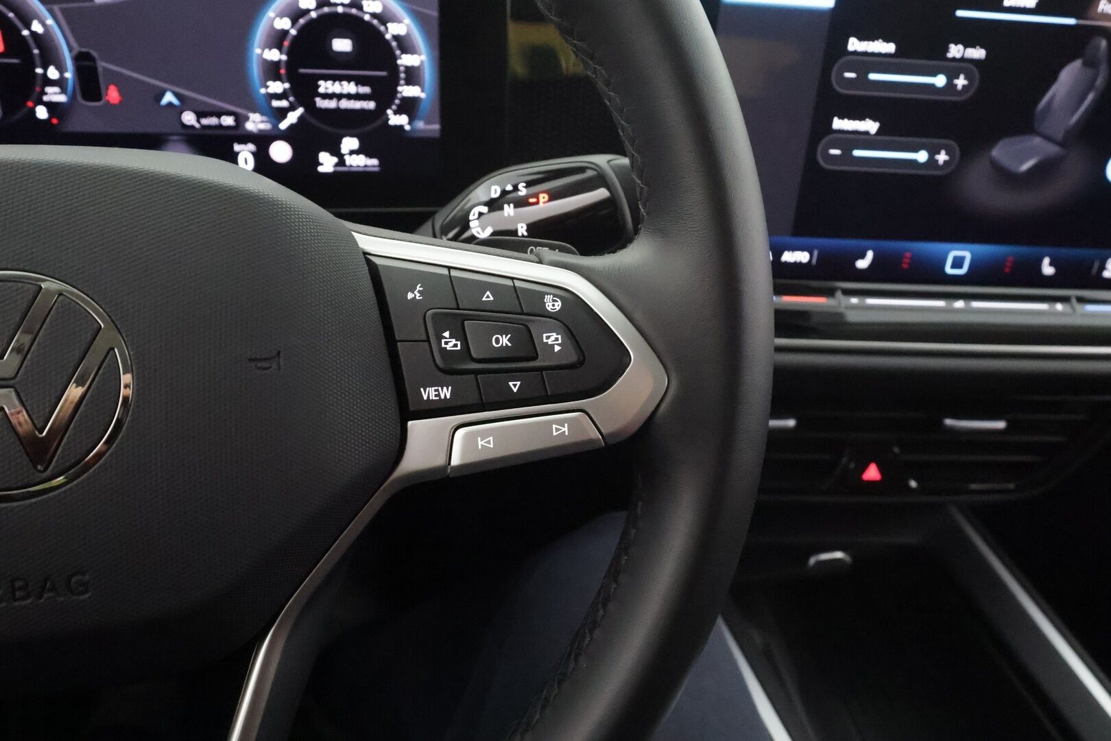 VOLKSWAGEN PASSAT 2025 Variant Business eHybrid 150kW DSG * ACC / HUD / LED / Koukku / Hierovat sportpenkit / Apple&Android * - Kahdet Renkaat / 1.Om