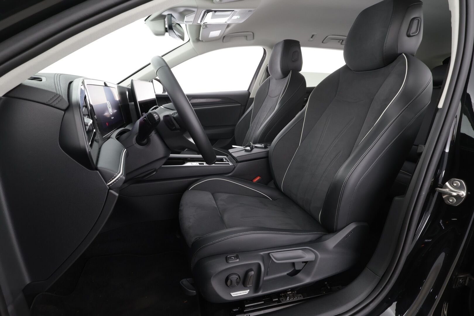 VOLKSWAGEN PASSAT 2025 Variant Business eHybrid 150kW DSG * ACC / HUD / LED / Koukku / Hierovat sportpenkit / Apple&Android * - Kahdet Renkaat / 1.Om