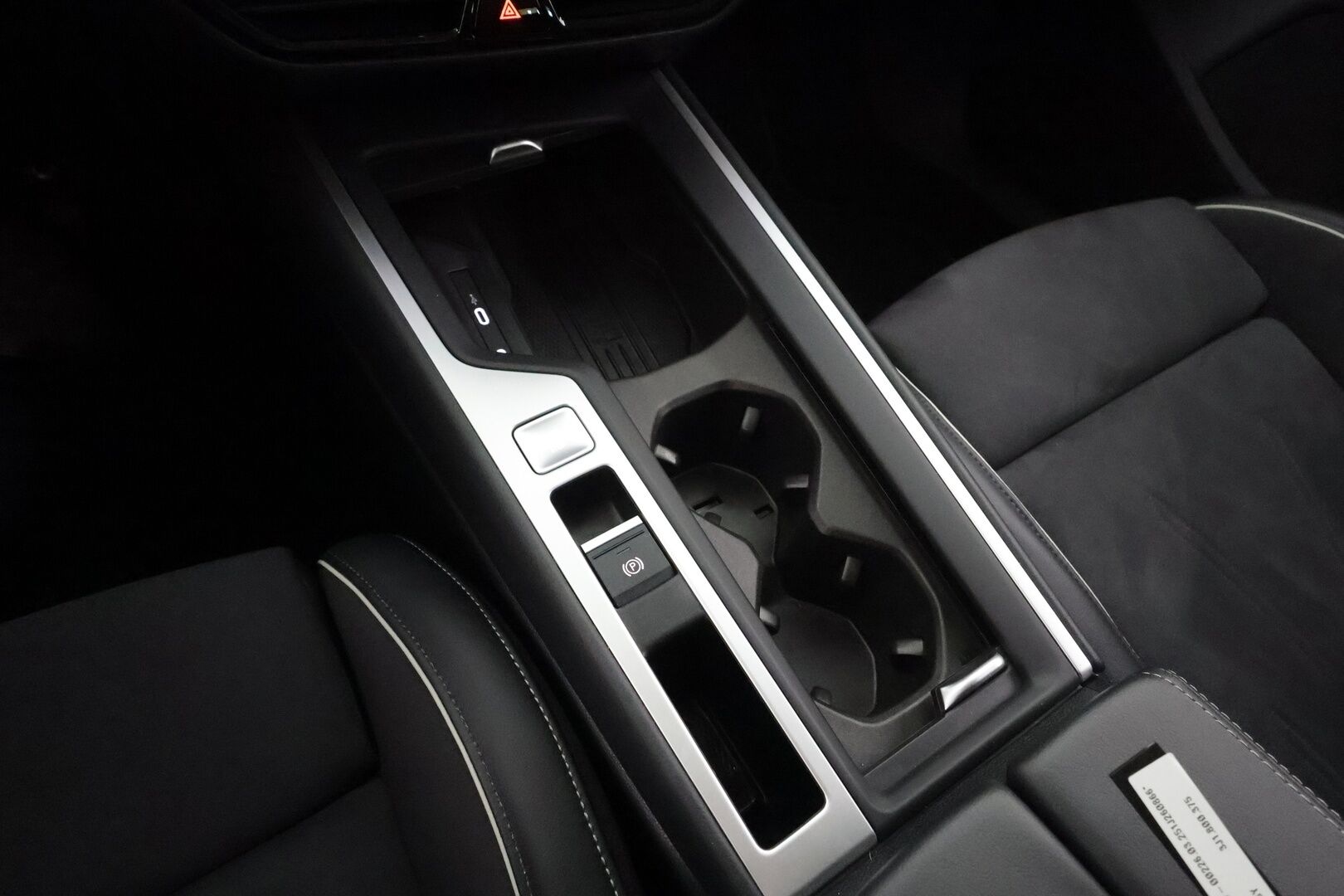 VOLKSWAGEN PASSAT 2025 Variant Business eHybrid 150kW DSG * ACC / HUD / LED / Koukku / Hierovat sportpenkit / Apple&Android * - Kahdet Renkaat / 1.Om