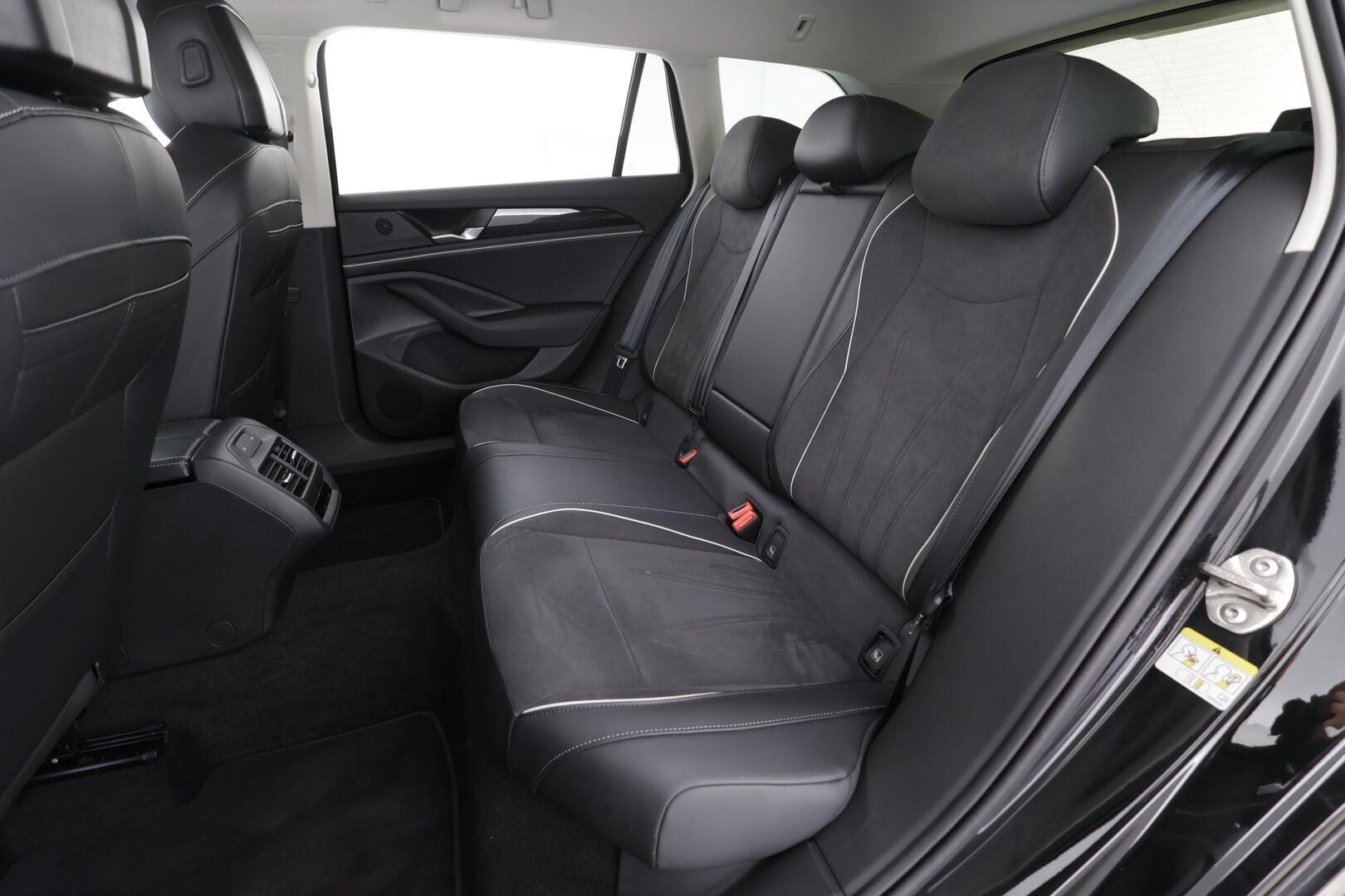 VOLKSWAGEN PASSAT 2025 Variant Business eHybrid 150kW DSG * ACC / HUD / LED / Koukku / Hierovat sportpenkit / Apple&Android * - Kahdet Renkaat / 1.Om