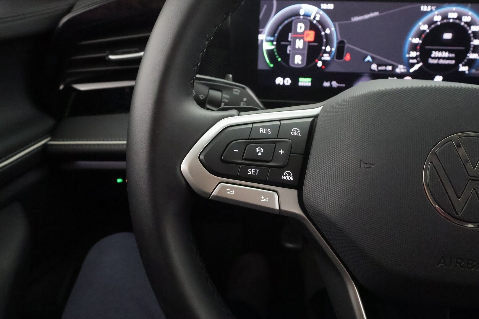 VOLKSWAGEN PASSAT 2025 Variant Business eHybrid 150kW DSG * ACC / HUD / LED / Koukku / Hierovat sportpenkit / Apple&Android * - Kahdet Renkaat / 1.Om