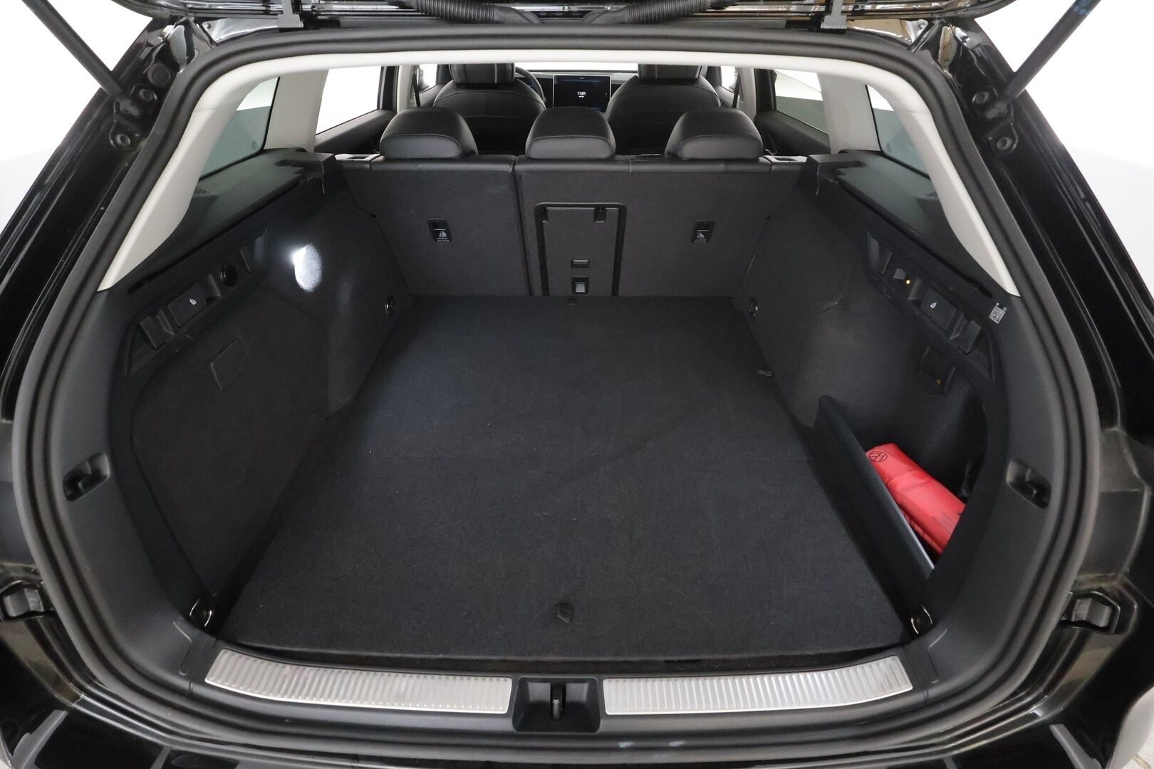 VOLKSWAGEN PASSAT 2025 Variant Business eHybrid 150kW DSG * ACC / HUD / LED / Koukku / Hierovat sportpenkit / Apple&Android * - Kahdet Renkaat / 1.Om