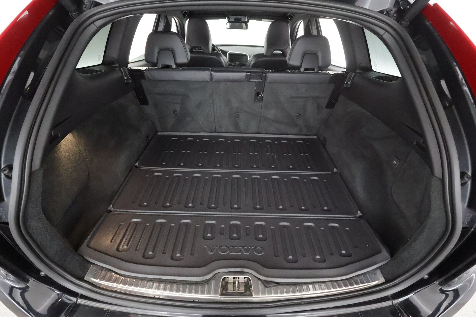 Volvo XC60 2015 D4 AWD R-Design aut * ACC / Panorama / Nahat / P.tutkat / Webasto / Blis ** - 2x Volvo alut huippurenkailla / Merkkihuollettu R-Design pienillä metreillä! - HULLUT AVAJAISHULINAT KORKOTARJOUS 3,29 %