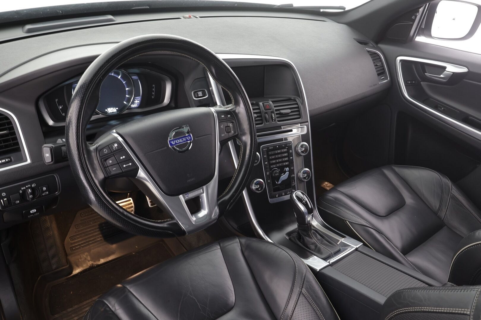 Volvo XC60 2015 D4 AWD R-Design aut * ACC / Panorama / Nahat / P.tutkat / Webasto / Blis ** - 2x vanteet / Merkkihuollettu