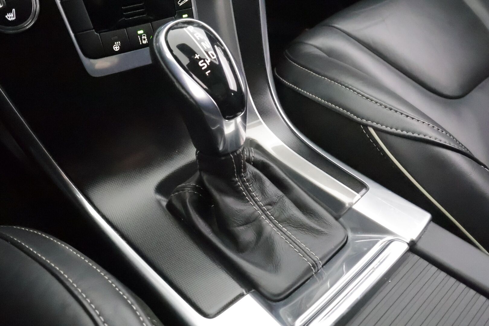 Volvo XC60 2015 D4 AWD R-Design aut * ACC / Panorama / Nahat / P.tutkat / Webasto / Blis ** - 2x Volvo alut huippurenkailla / Merkkihuollettu R-Design pienillä metreillä! - HULLUT AVAJAISHULINAT KORKOTARJOUS 3,29 %