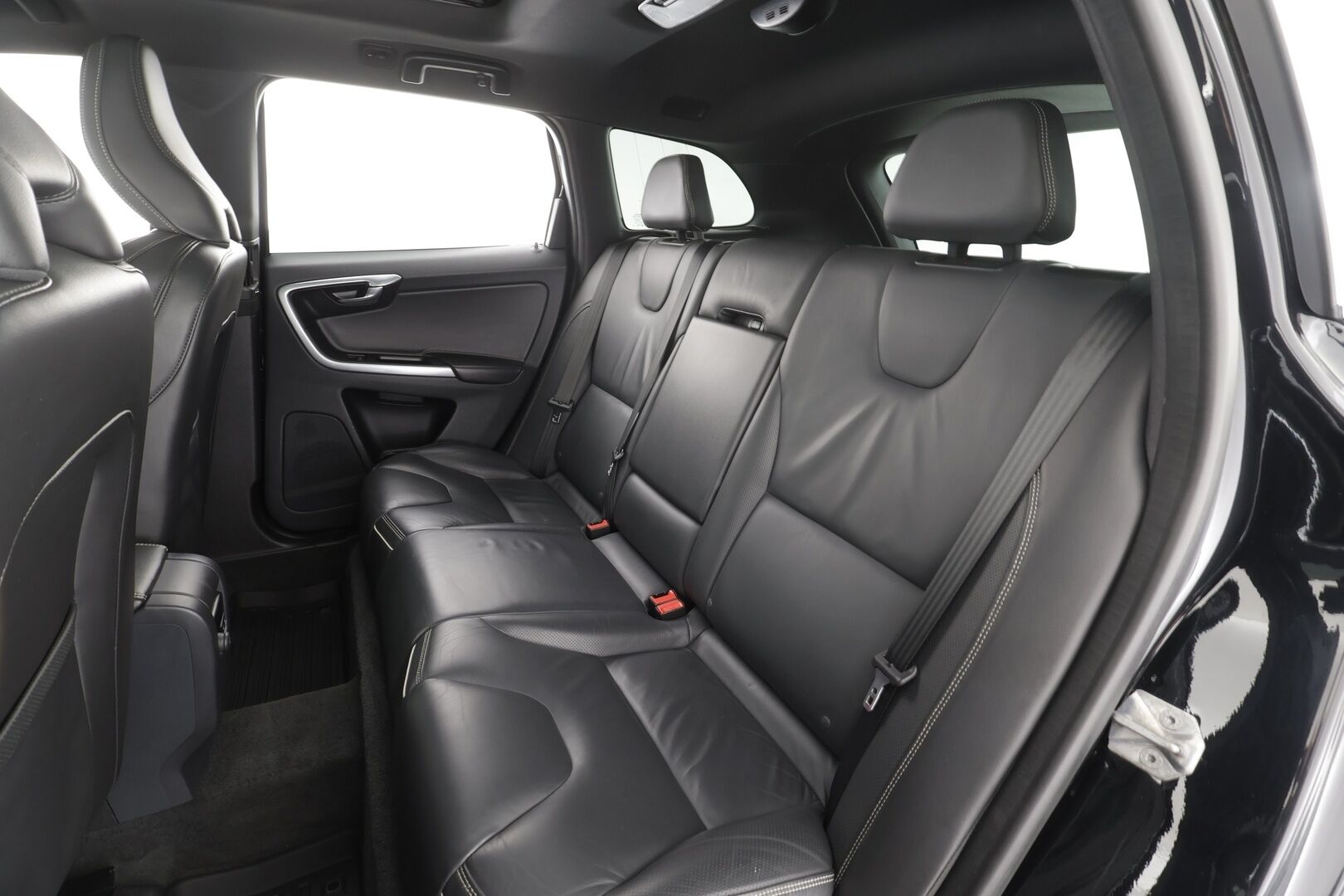 Volvo XC60 2015 D4 AWD R-Design aut * ACC / Panorama / Nahat / P.tutkat / Webasto / Blis ** - 2x vanteet / Merkkihuollettu