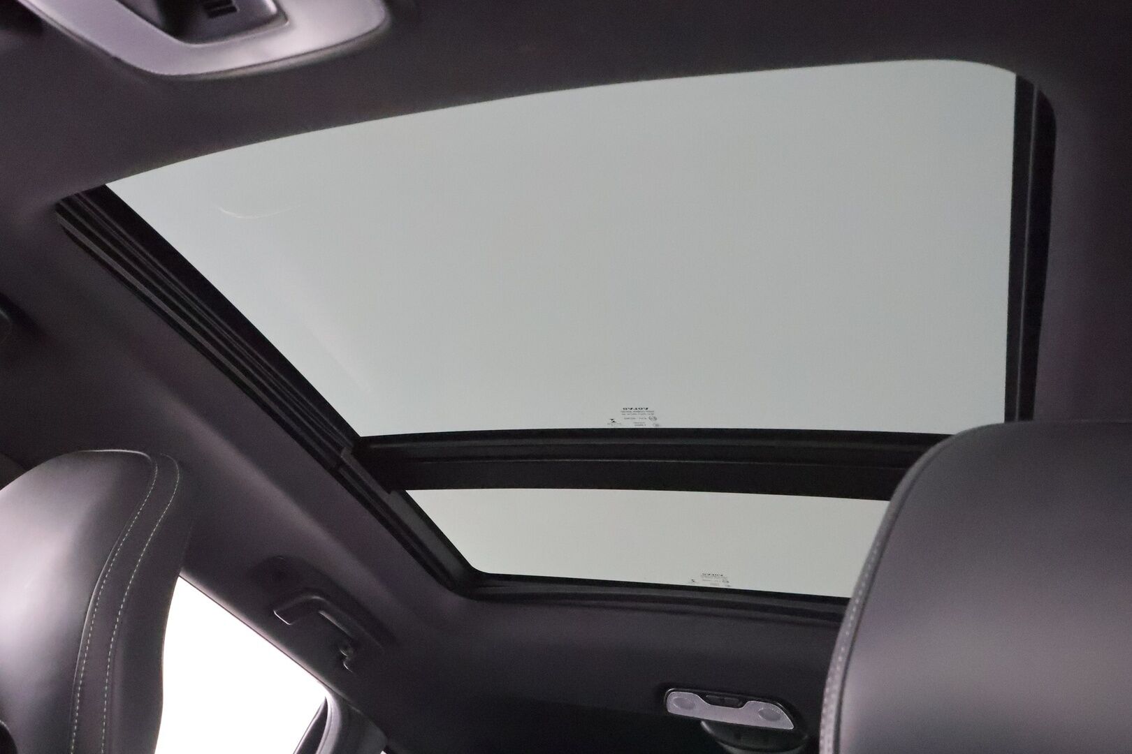 Volvo XC60 2015 D4 AWD R-Design aut * ACC / Panorama / Nahat / P.tutkat / Webasto / Blis ** - 2x vanteet / Merkkihuollettu