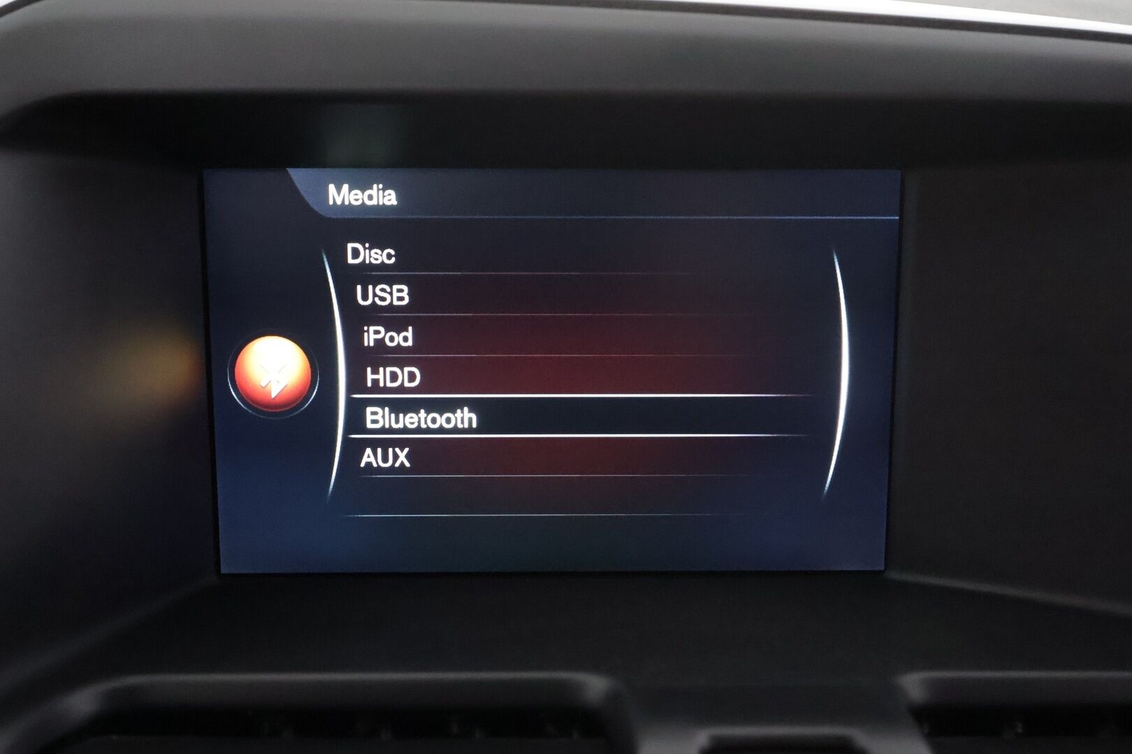 Volvo XC60 2015 D4 AWD R-Design aut * ACC / Panorama / Nahat / P.tutkat / Webasto / Blis ** - 2x vanteet / Merkkihuollettu