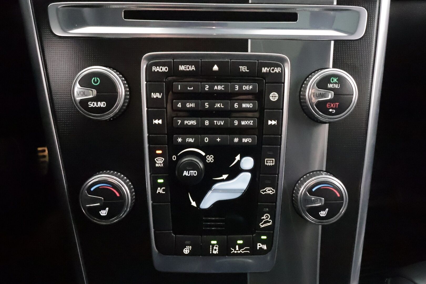 Volvo XC60 2015 D4 AWD R-Design aut * ACC / Panorama / Nahat / P.tutkat / Webasto / Blis ** - 2x vanteet / Merkkihuollettu