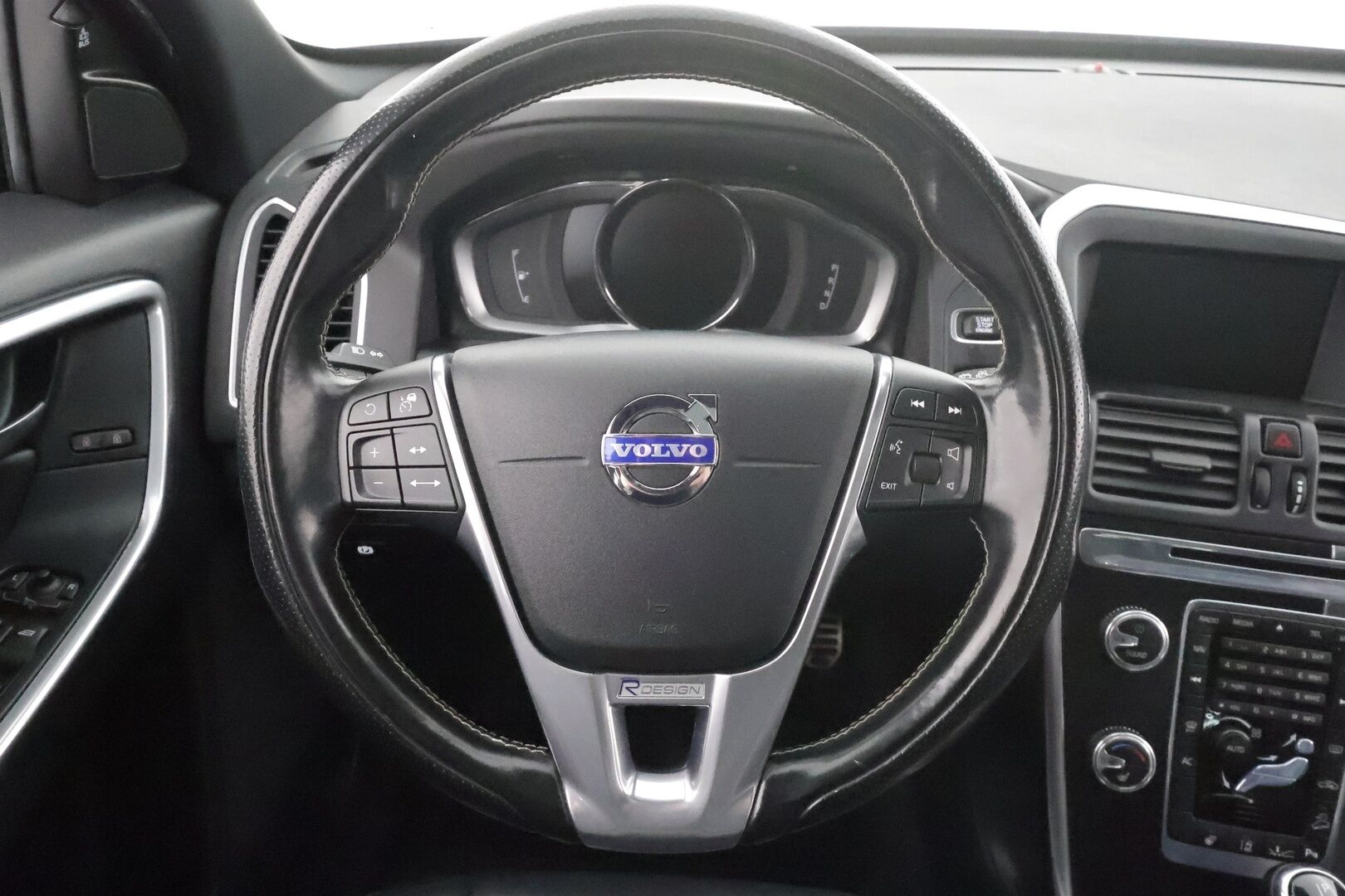 Volvo XC60 2015 D4 AWD R-Design aut * ACC / Panorama / Nahat / P.tutkat / Webasto / Blis ** - 2x Volvo alut huippurenkailla / Merkkihuollettu R-Design pienillä metreillä! - HULLUT AVAJAISHULINAT KORKOTARJOUS 3,29 %