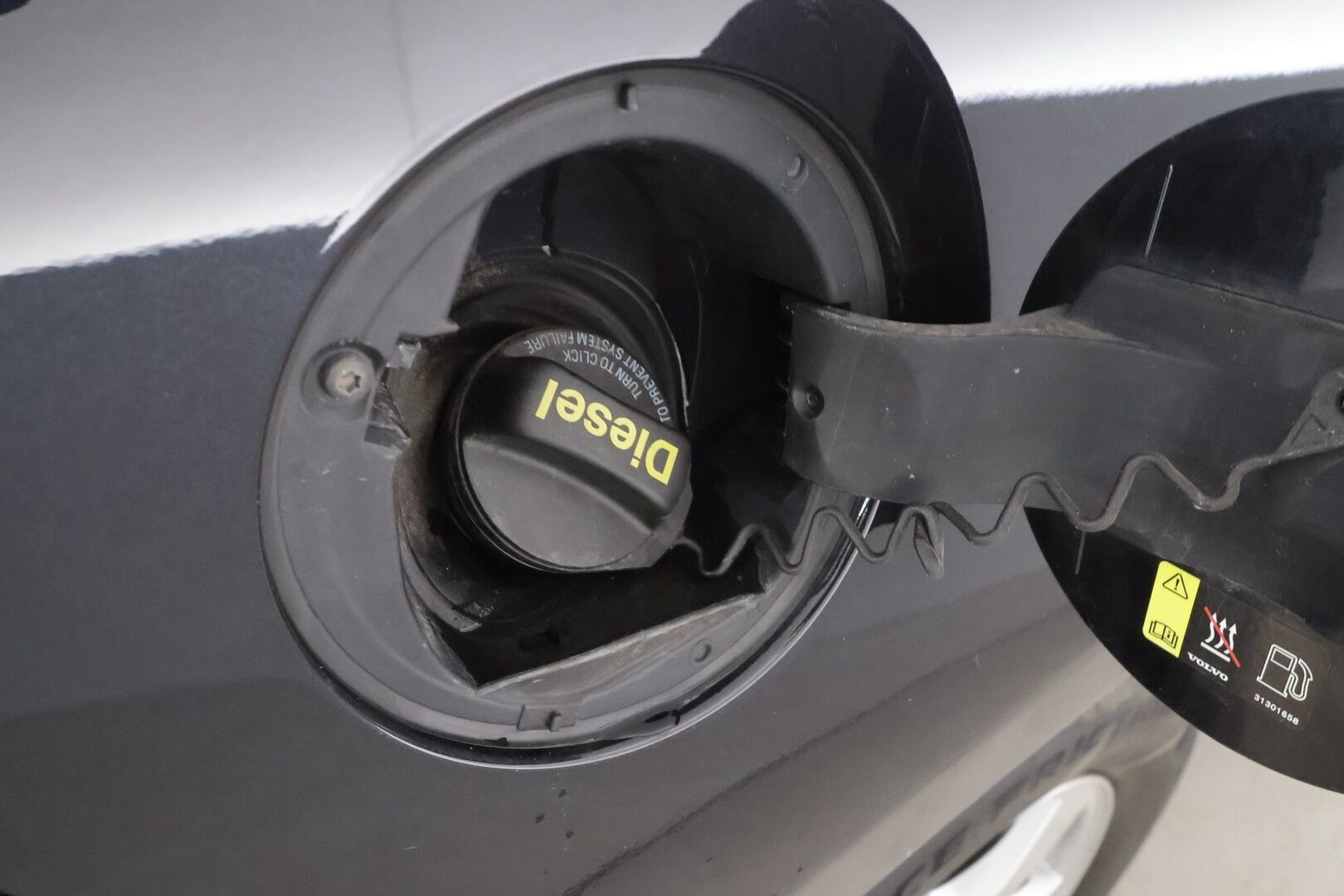 Volvo XC60 2015 D4 AWD R-Design aut * ACC / Panorama / Nahat / P.tutkat / Webasto / Blis ** - 2x Volvo alut huippurenkailla / Merkkihuollettu R-Design pienillä metreillä! - HULLUT AVAJAISHULINAT KORKOTARJOUS 3,29 %