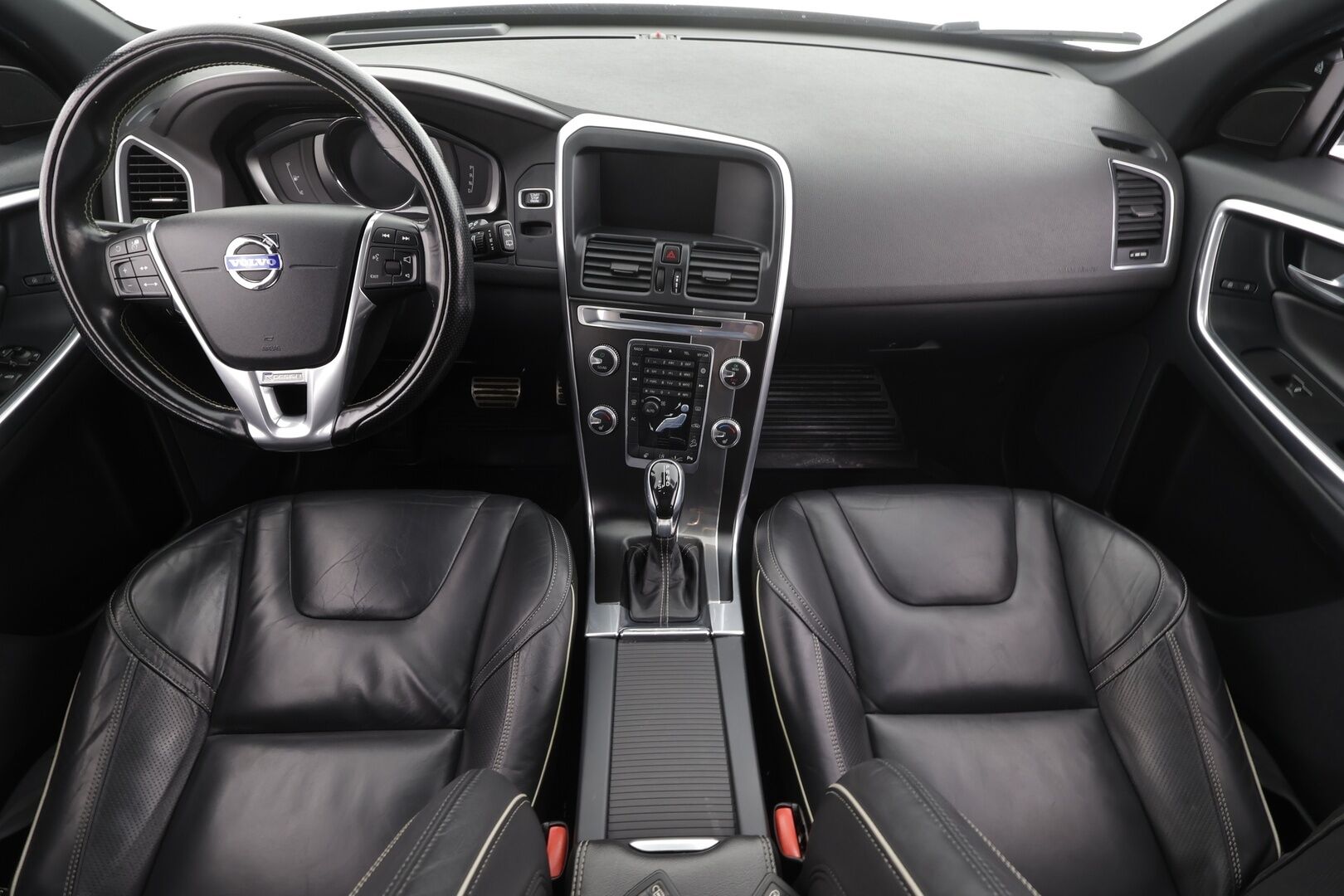 Volvo XC60 2015 D4 AWD R-Design aut * ACC / Panorama / Nahat / P.tutkat / Webasto / Blis ** - 2x vanteet / Merkkihuollettu