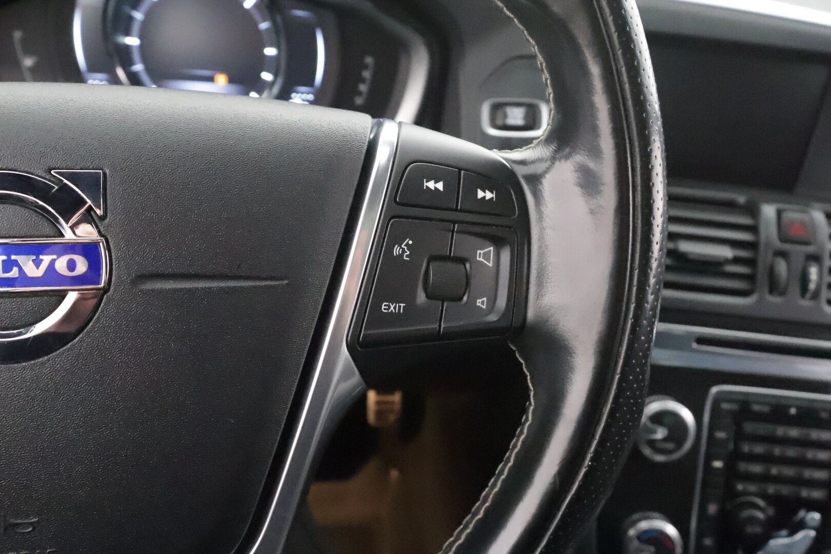 Volvo XC60 2015 D4 AWD R-Design aut * ACC / Panorama / Nahat / P.tutkat / Webasto / Blis ** - 2x Volvo alut huippurenkailla / Merkkihuollettu R-Design pienillä metreillä! - HULLUT AVAJAISHULINAT KORKOTARJOUS 3,29 %