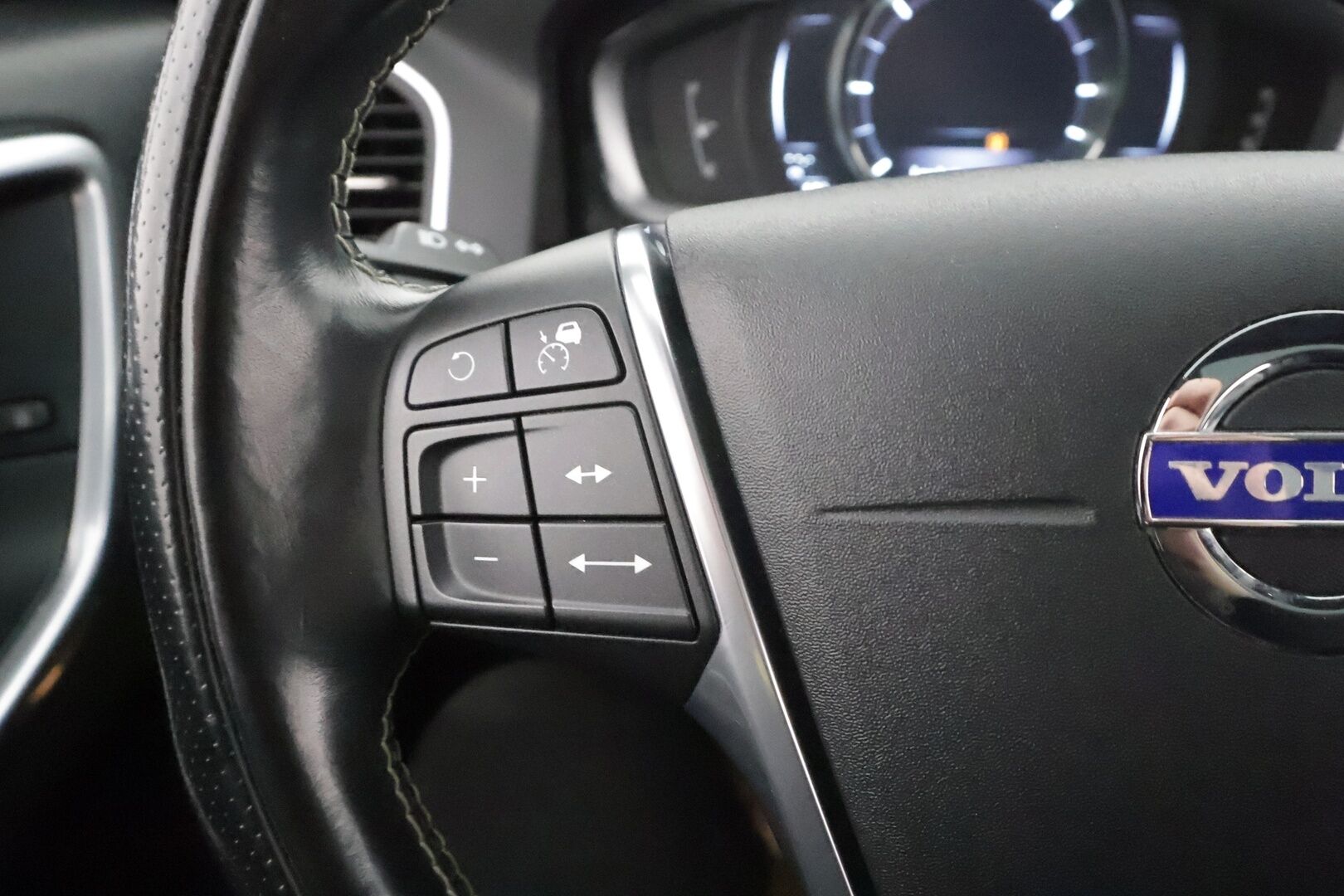 Volvo XC60 2015 D4 AWD R-Design aut * ACC / Panorama / Nahat / P.tutkat / Webasto / Blis ** - 2x vanteet / Merkkihuollettu