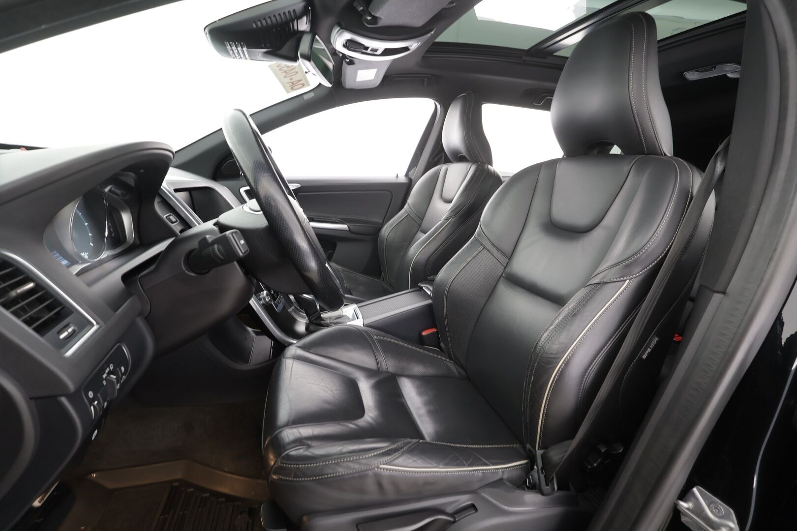 Volvo XC60 2015 D4 AWD R-Design aut * ACC / Panorama / Nahat / P.tutkat / Webasto / Blis ** - 2x vanteet / Merkkihuollettu