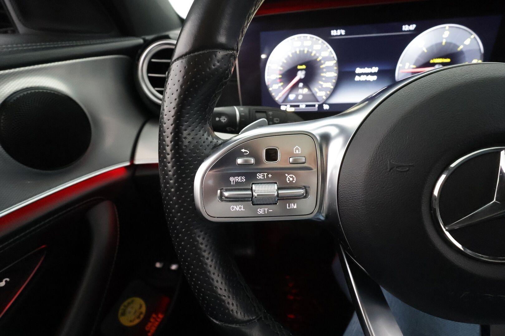 MERCEDES-BENZ E 2019 220 d 4Matic A  AMG * Widescreen / Vakkari / Webasto / Koukku / Panorama / Osasähköt / P.kamera * -  Merkkihuollettu / Kahdet Renkaat