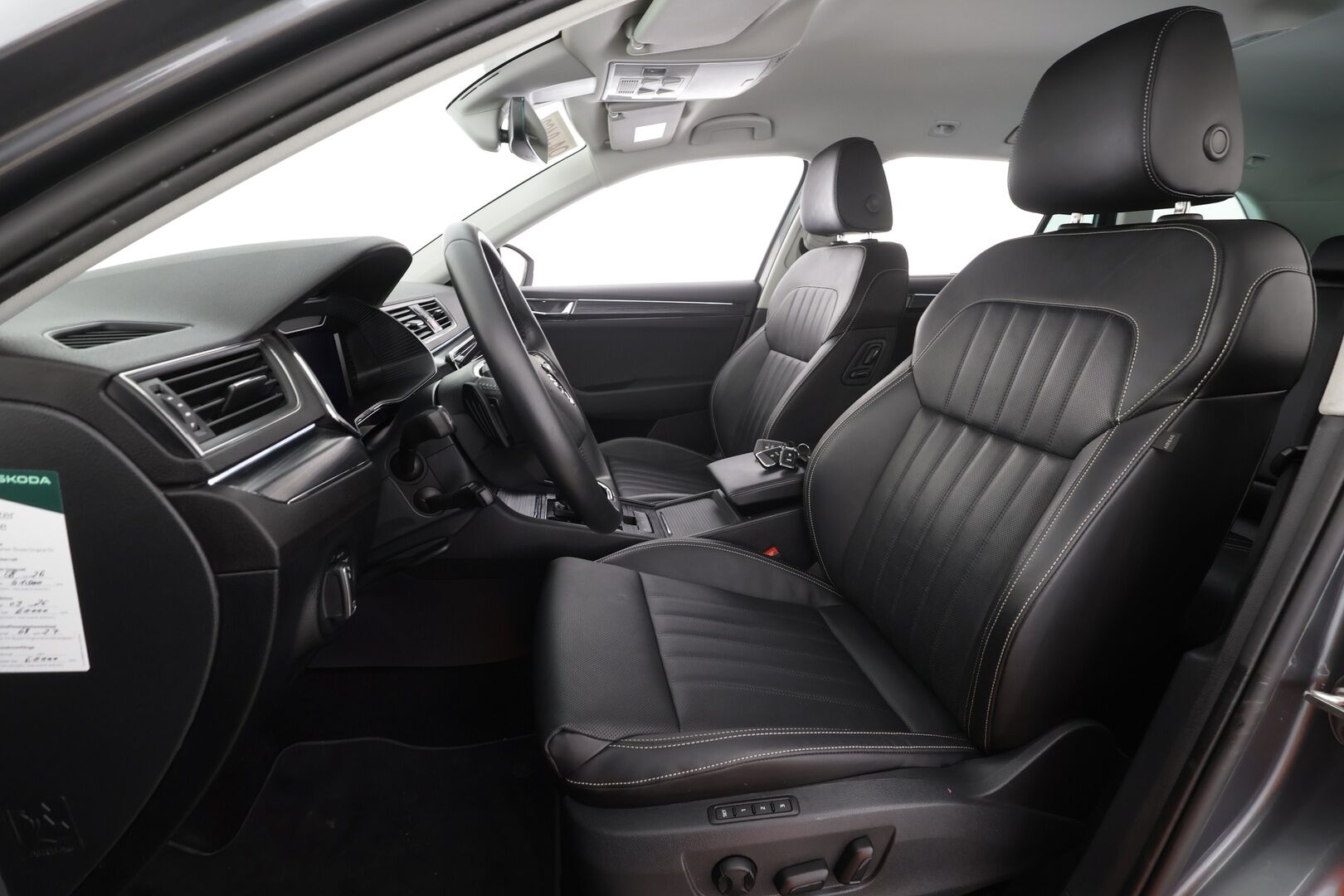 SKODA SUPERB 2023 Combi Style 1.4 TSI iV 160kW DSG * ACC / Webasto / Koukku / Ilmastoitu muistipenkki / Matrix-LED / Nahkaverhoilu * - Merkkihuollettu / 2xLataus