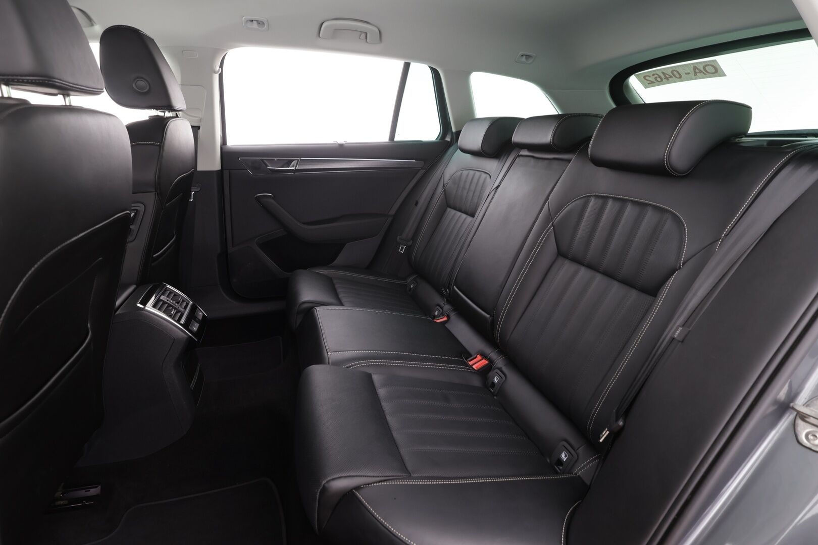 SKODA SUPERB 2023 Combi Style 1.4 TSI iV 160kW DSG * ACC / Webasto / Koukku / Ilmastoitu muistipenkki / Matrix-LED / Nahkaverhoilu * - Merkkihuollettu / 2xLataus