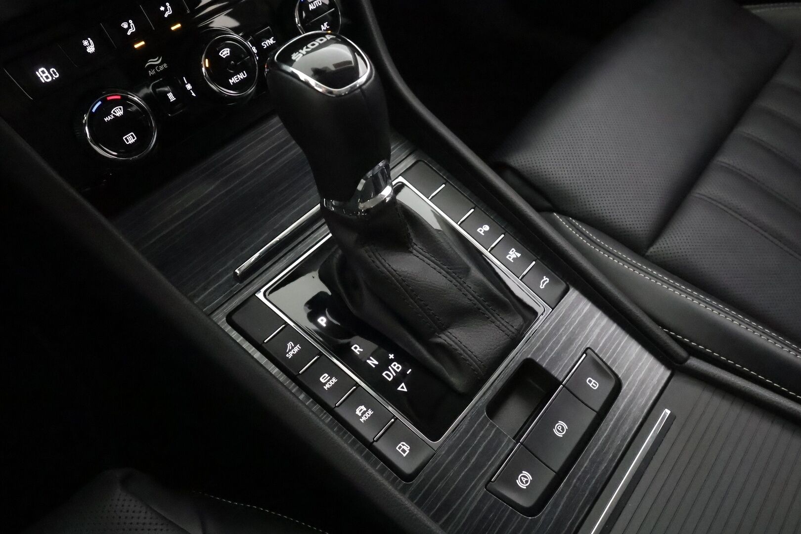 SKODA SUPERB 2023 Combi Style 1.4 TSI iV 160kW DSG * ACC / Webasto / Koukku / Ilmastoitu muistipenkki / Matrix-LED / Nahkaverhoilu * - Merkkihuollettu / 2xLataus