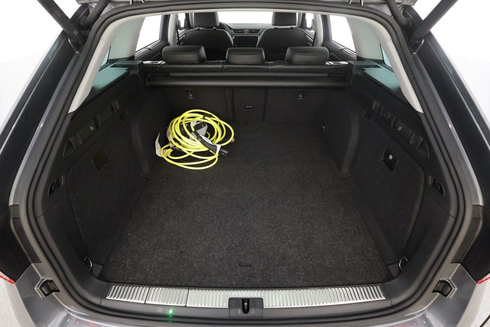 SKODA SUPERB 2023 Combi Style 1.4 TSI iV 160kW DSG * ACC / Webasto / Koukku / Ilmastoitu muistipenkki / Matrix-LED / Nahkaverhoilu * - Merkkihuollettu / 2xLataus