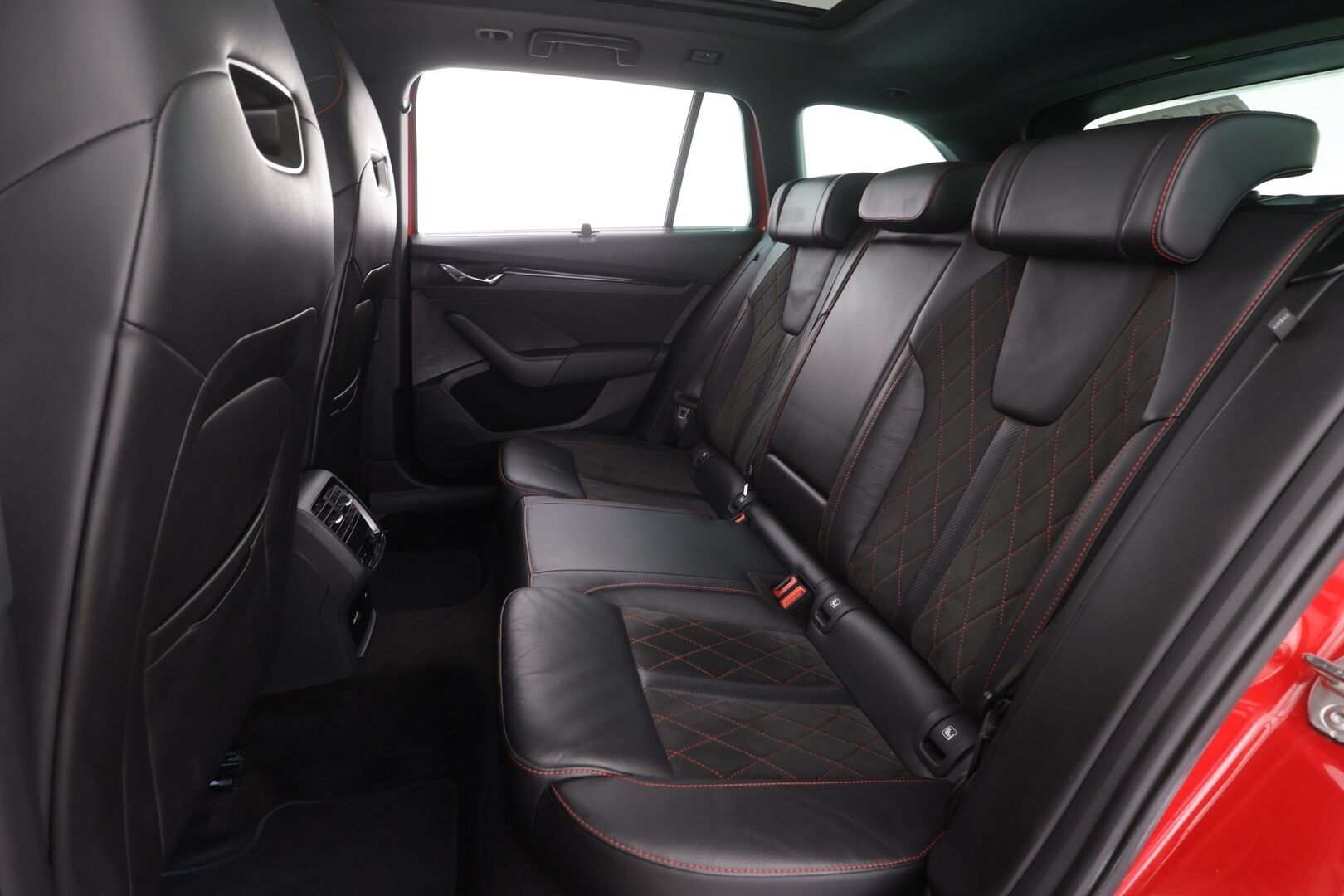 SKODA OCTAVIA RS 2024 Combi 1.4 TSI PHEV RS iV DSG * ACC / HUD / Webasto / Koukku / Panorama / Matrix-LED / Hierovat muistipenkit * - Canton / Sporttipenkit / Merkkihuollettu / Kahdet Renkaat / 2X Lataus 